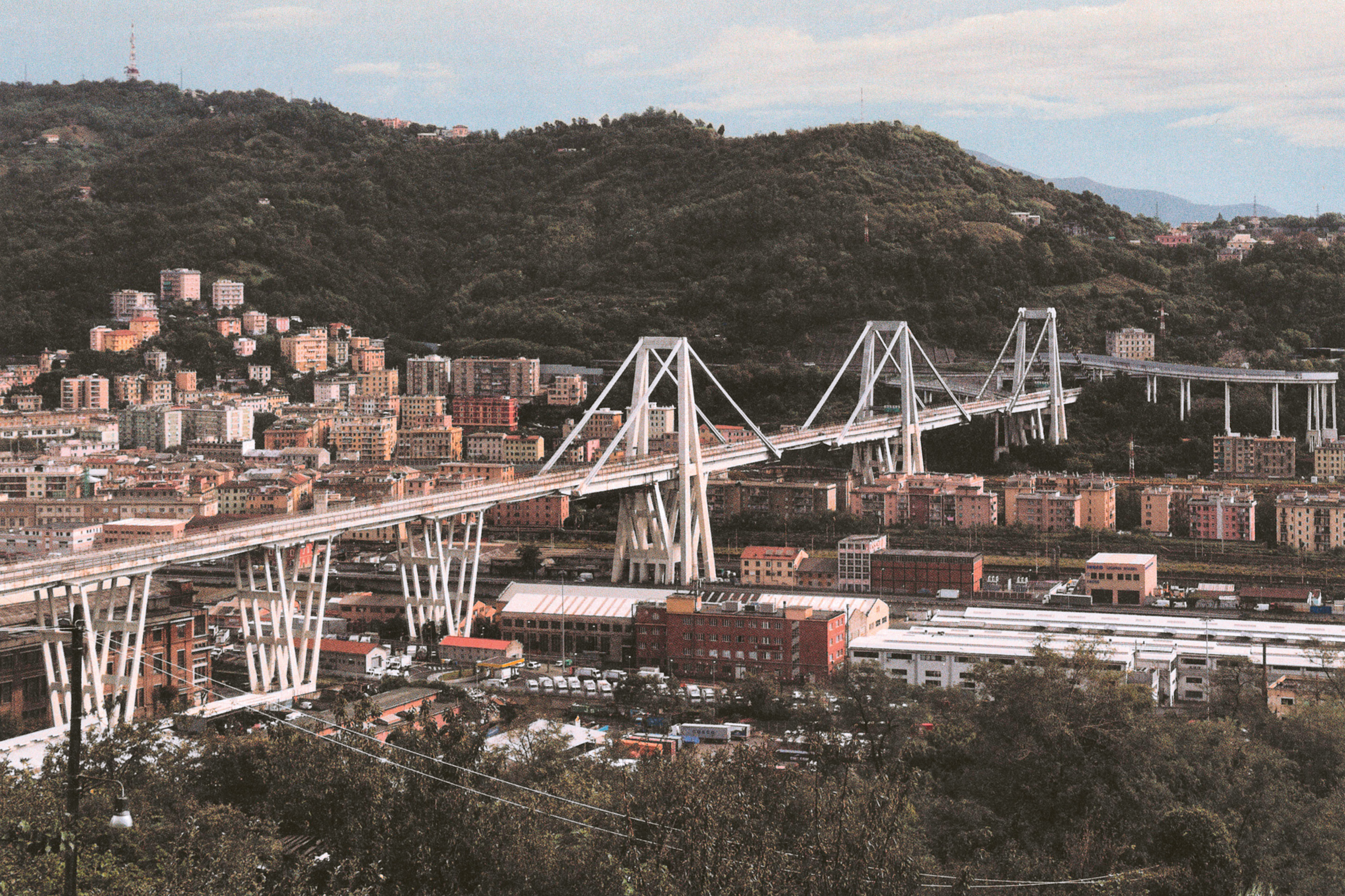 Vue de viaduc du Polcevera à Gênes avant l’effondrement de deux travées le 14 août 2018