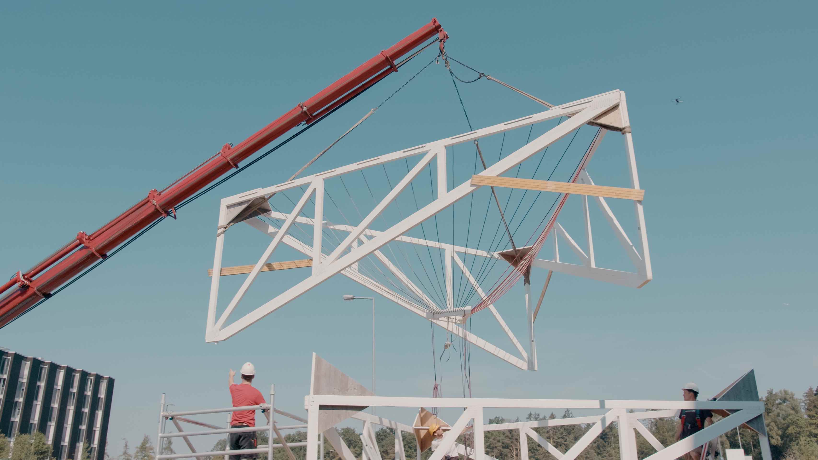 Assembly of a structure by the students of the Digital Transformation for Circular Construction course by Prof. De Wolf with reused trusses from the Huber Pavilions. © Photo: Ivy Filmstudio