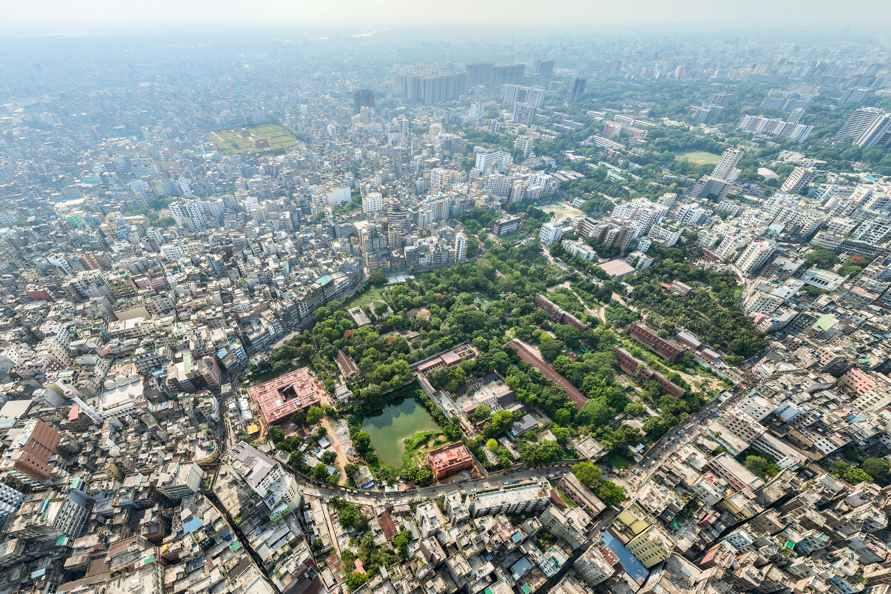 Préservation de l'ancienne prison centrale de Dhaka. Un site pénitentiaire historique situé au centre de Dhaka est transformé en un espace public vivant qui combine réutilisation adaptative, stratégies de refroidissement passif et artisanat local afin de créer un modèle de rénovation urbaine durable, ancré dans la culture et économiquement viable.