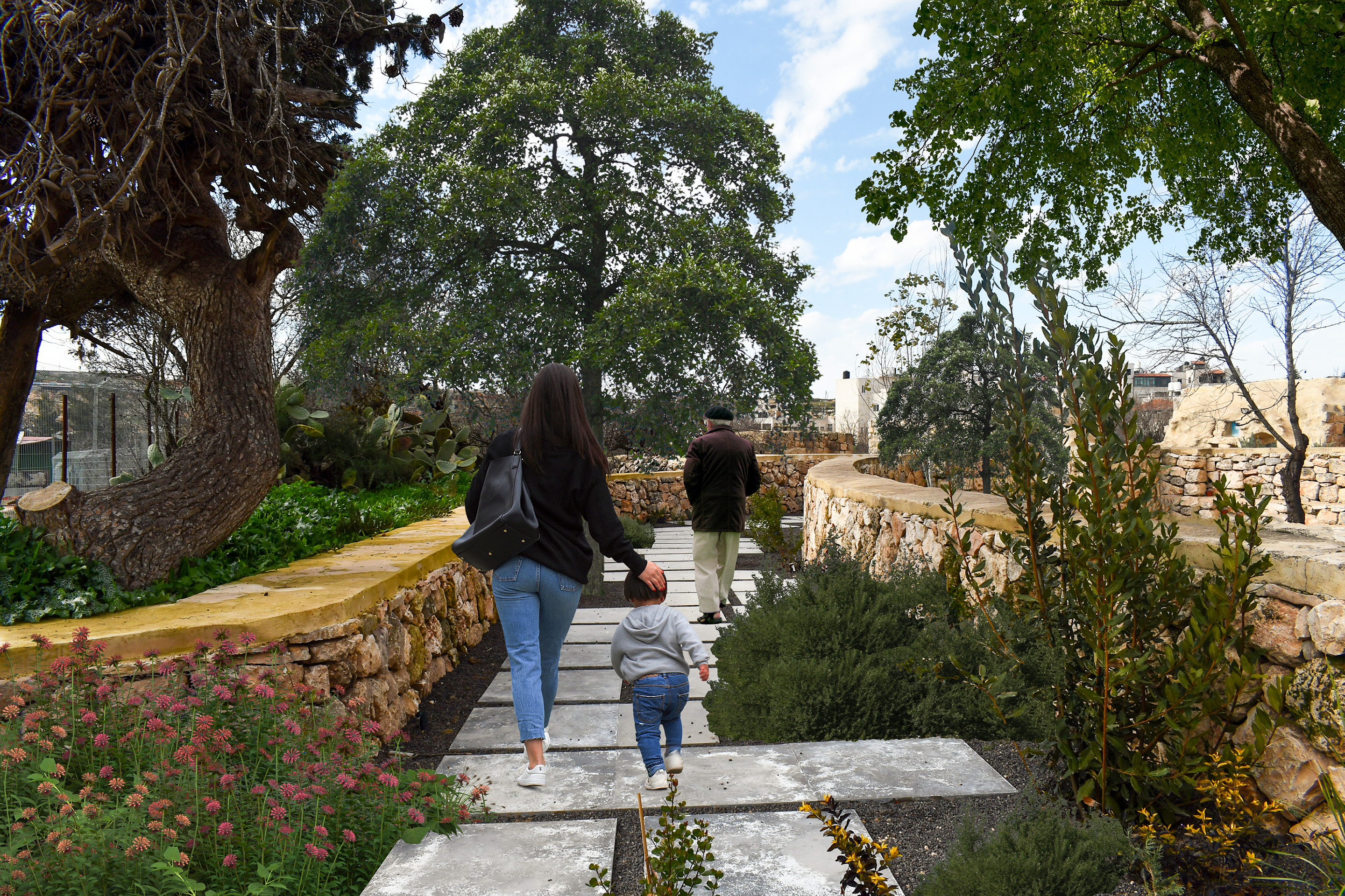 Un sentier serpente à travers des oasis verdoyantes et invite à la découverte et à l'interaction avec la nature.