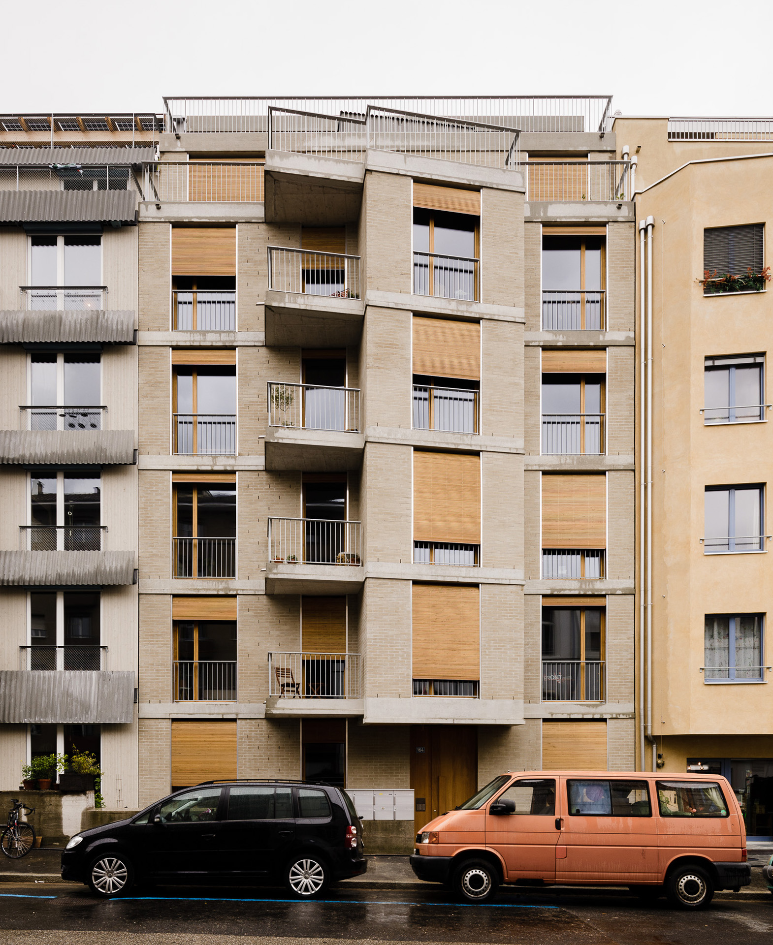 Die Strassenfassade des genossenschaftlichen Baus Dirty Harry des Basler Architekturbüro Neume auf dem Basler Lysbüchel-Areal.