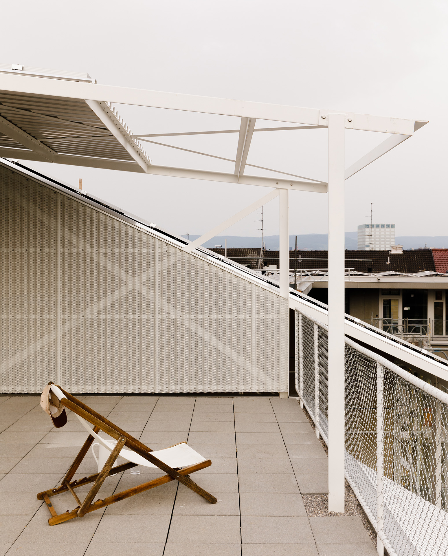 Die Dachterrasse wird gemeinschaftlich genutzt, wie auch der Garten.