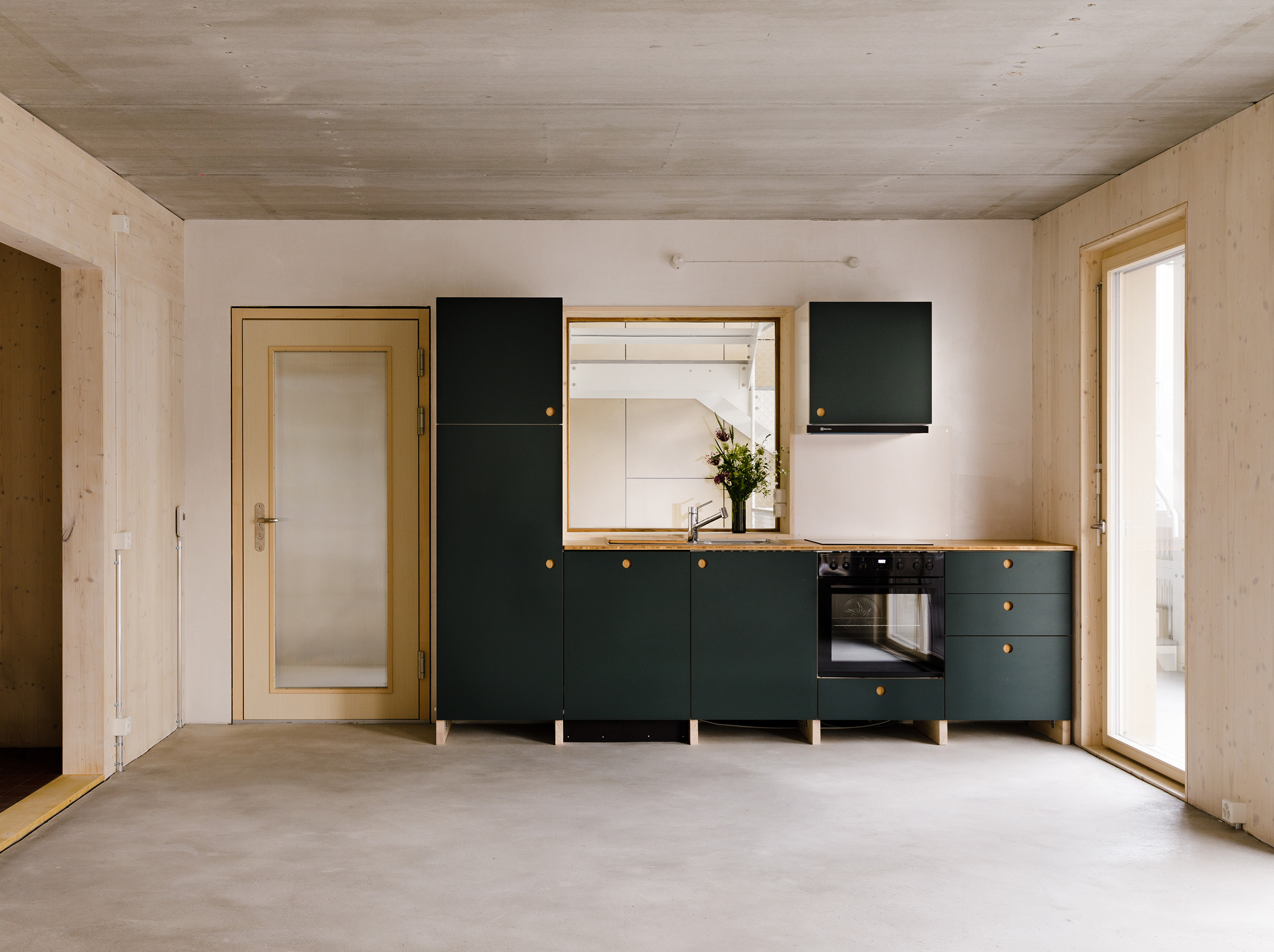 Das grosse Zimmer der Rumpfwohnungen dient als Eingangsbereich, Küche und Wohnzimmer.