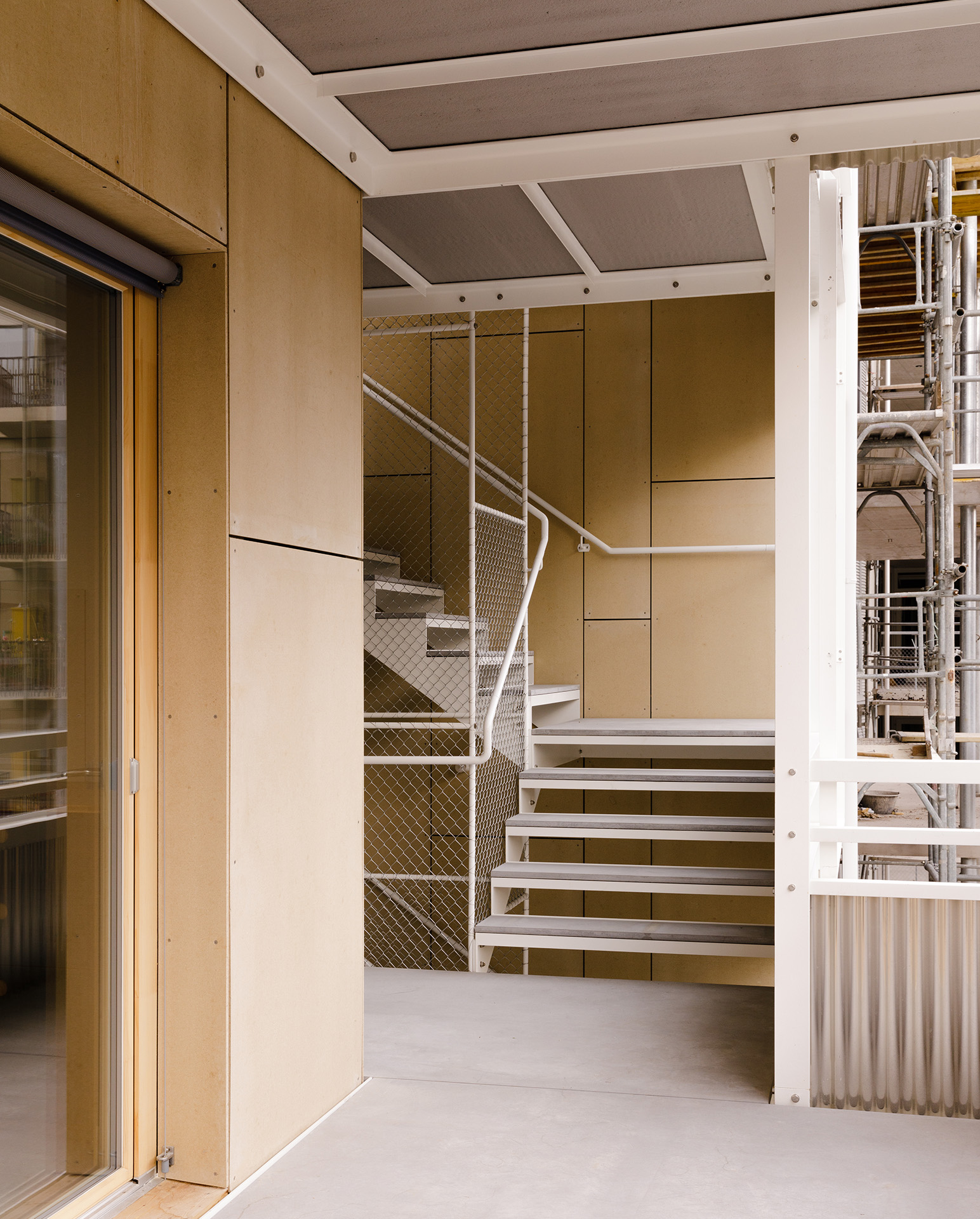 Blick von den halbprivaten Terrassen ins offene, unbeheizte Treppenhaus.