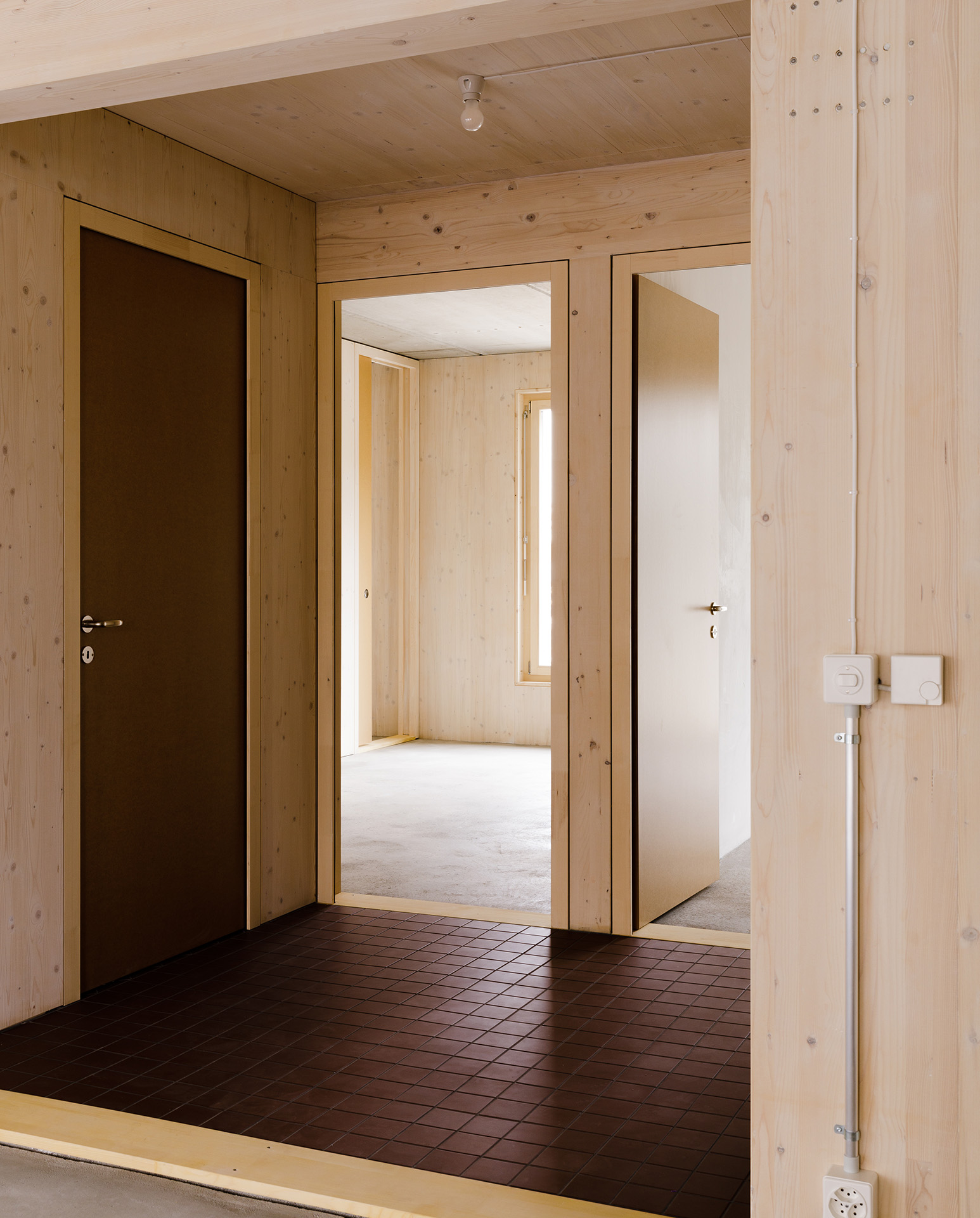 In der mittleren Zone sind Badezimmer und Toiletten untergebracht. Das Zimmer rechts im Bild kann mit wenig Aufwand abgetrennt und der Treppenhaus-WG übergeben werden.