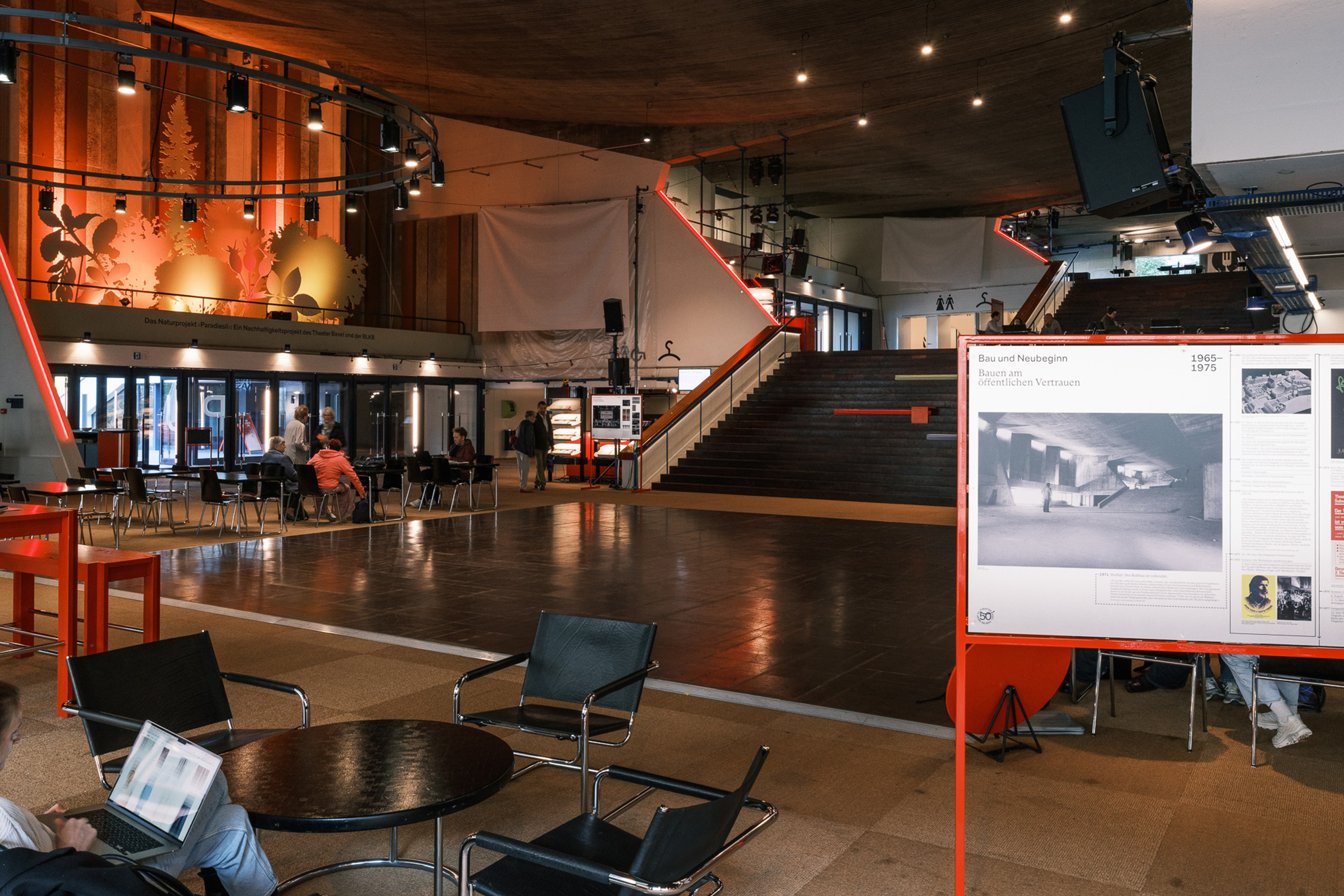 Seit einigen Jahren bietet das Theater Basel mit dem «Foyer Public» einen konsumfreien gedeckten halb-öffentlichen Raum in der Stadt.