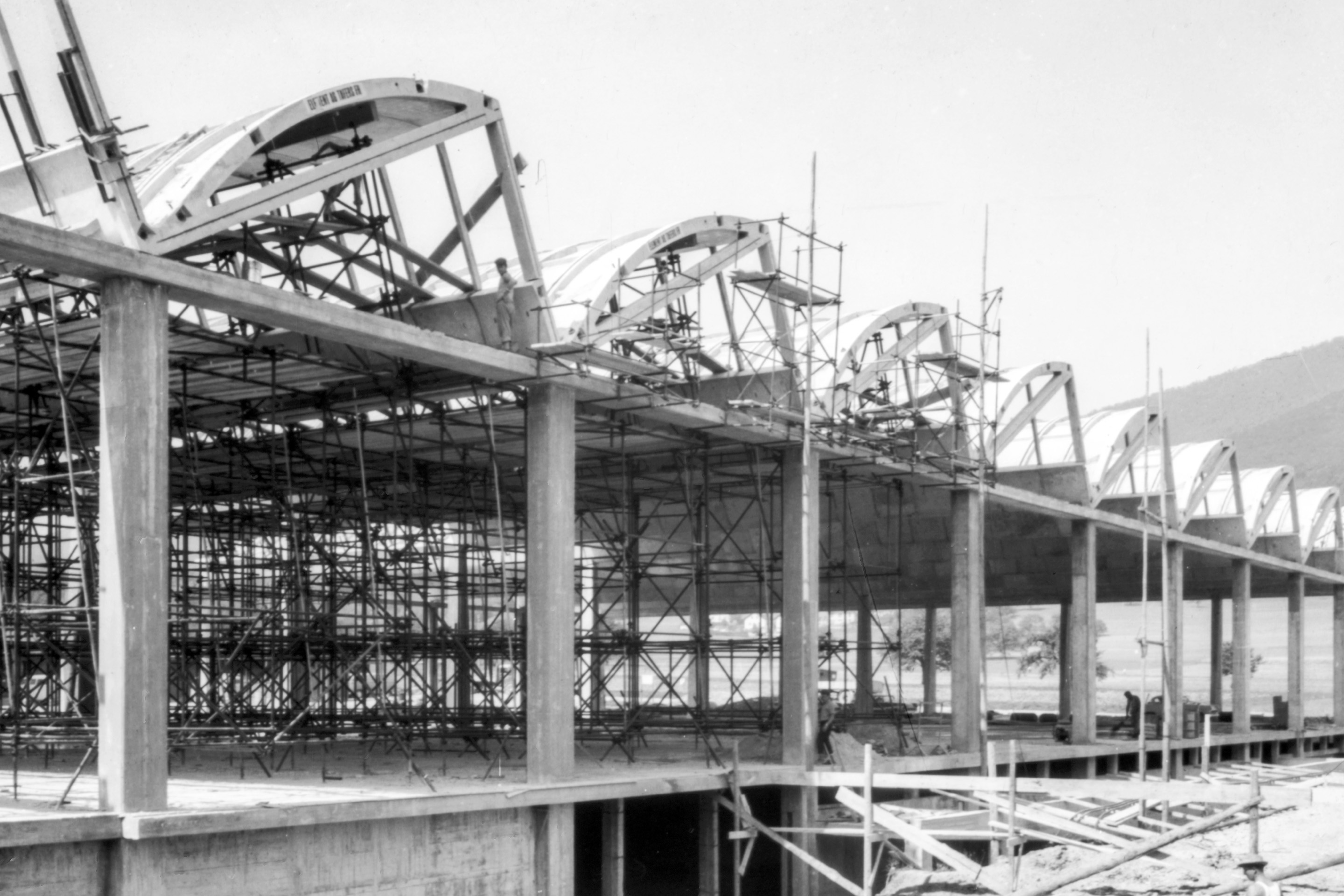 Neubau des Zentrallagers des Verbands Schweizerischer Konsumvereine (VSK): Knapp 1300 Fertigelemente wurden zu Segmentträgern verspannt, zu Shedeinheiten montiert und als Dach eingebaut.