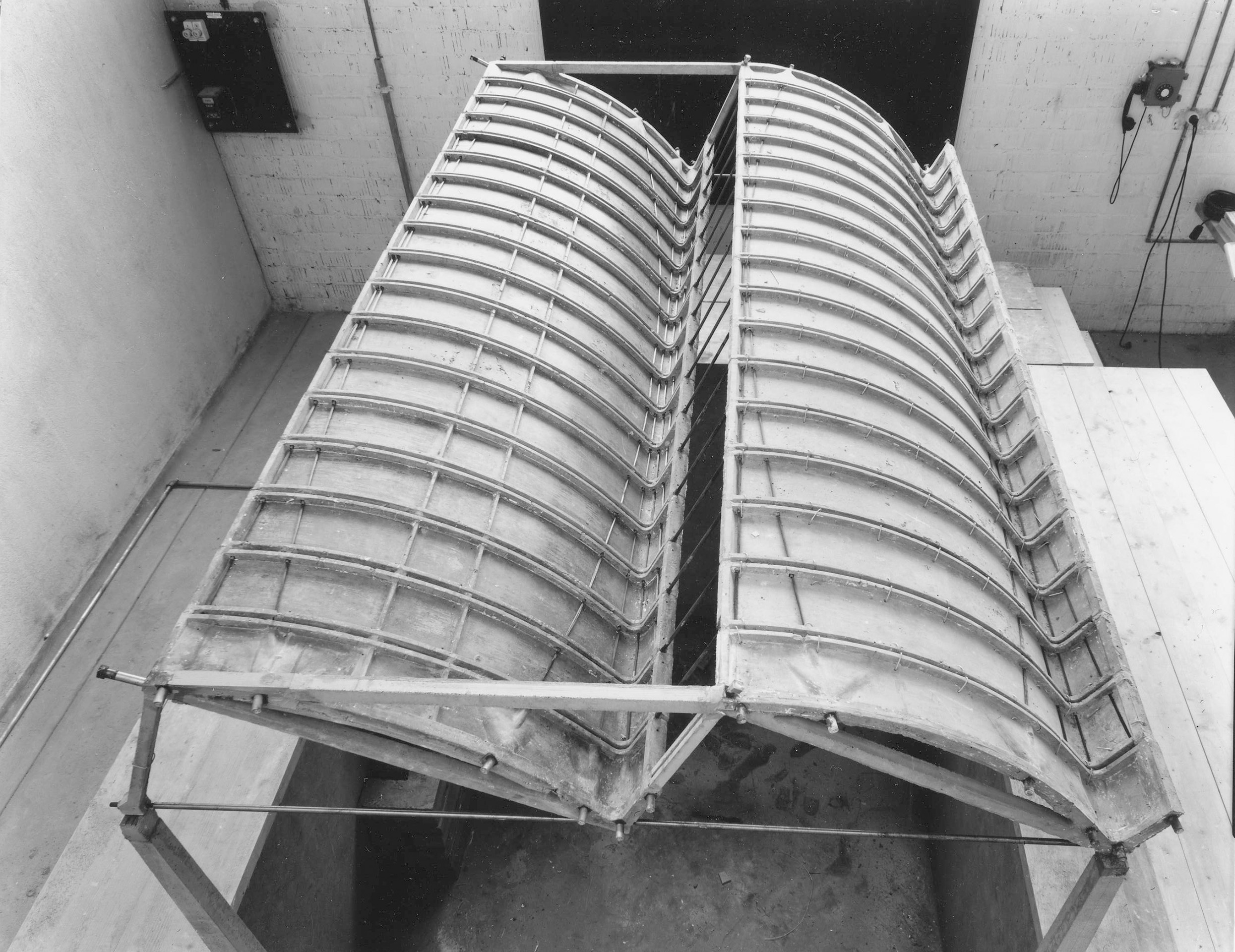 1 : 10-Modell zweier Shedeinheiten aus je einem Segmentträger: Die unbewehrten Mörtelfugen zwischen den Zylinderschalen­elementen sind nur 8–12 mm breit. Das erforderte eine un­ge­wöhnlich hohe Herstellungspräzision.