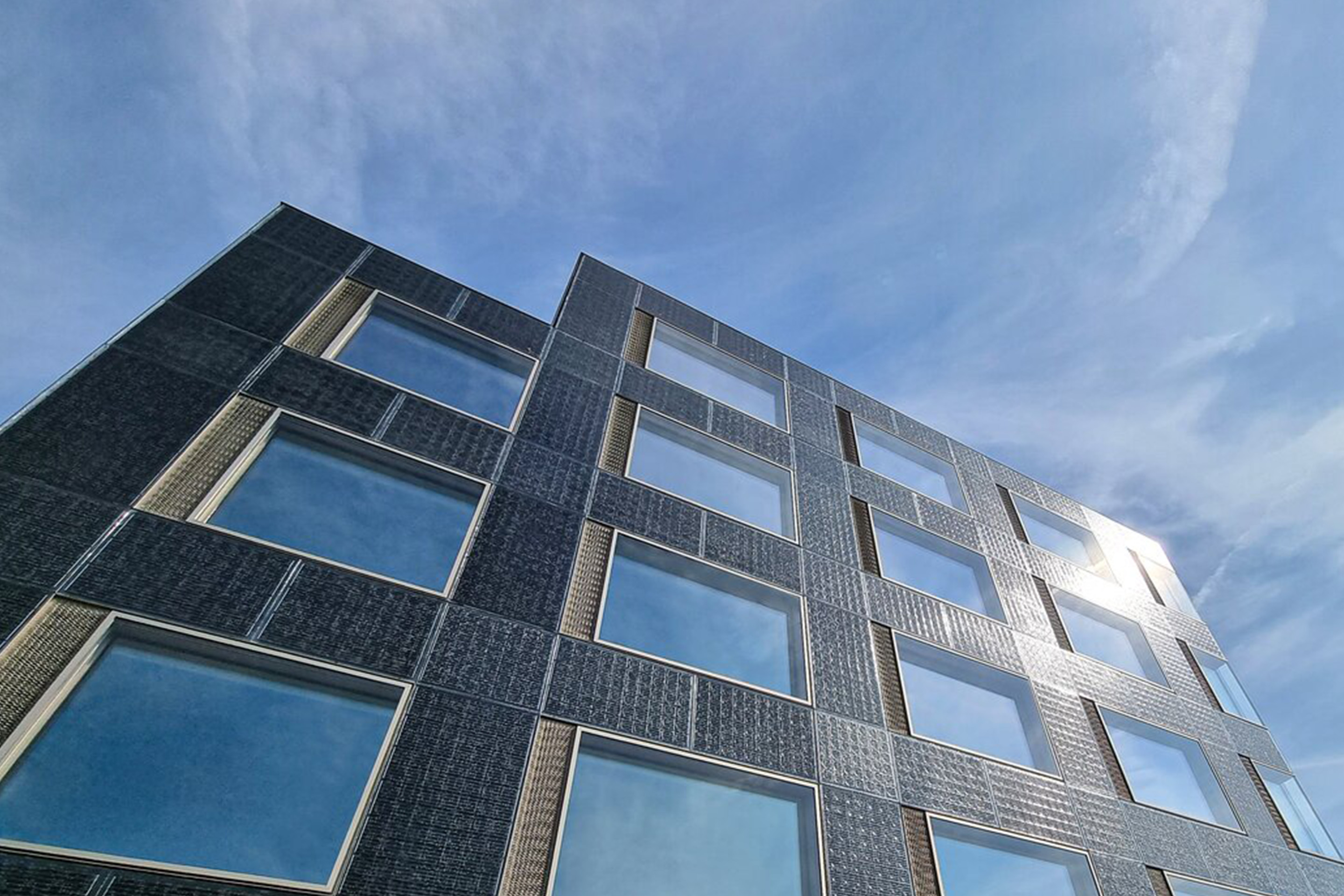 netto-null-solarfassade-aue-basel-jessenvollenweider