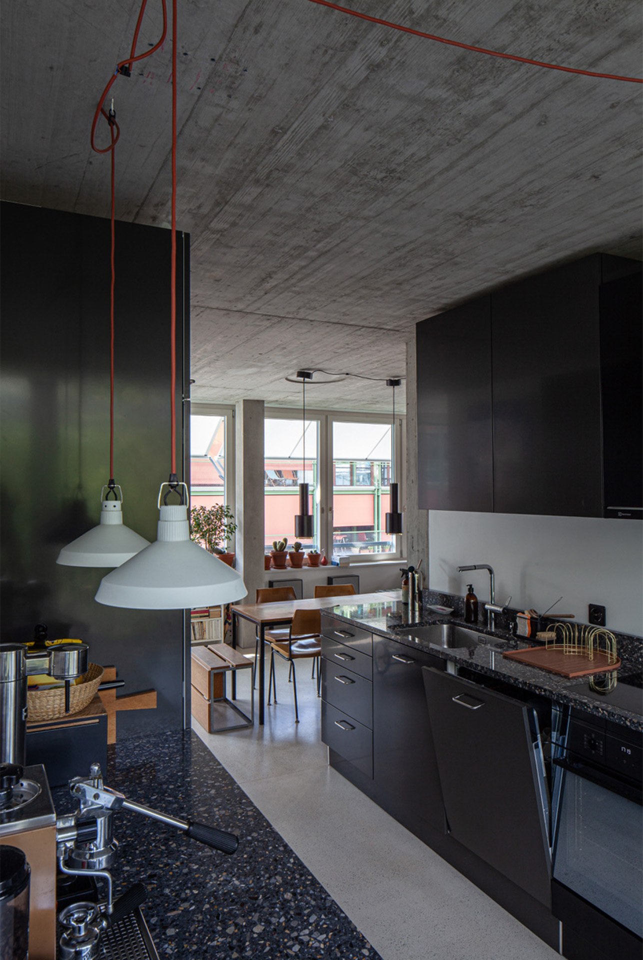 Die Küche in einer der Familienwohnungen.