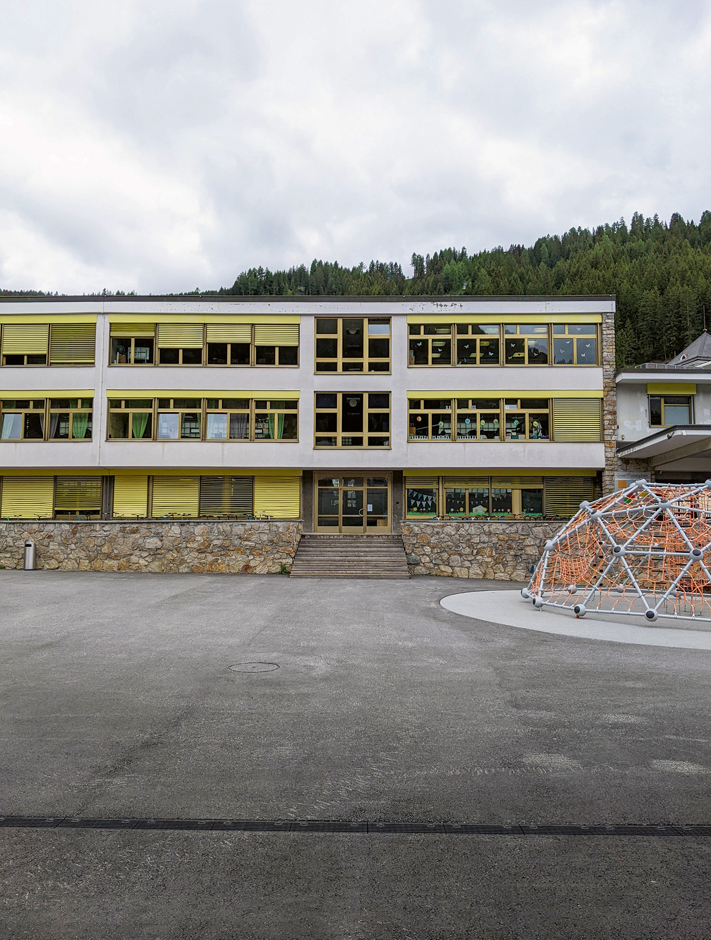 Fassade-Schulzentrum-Davos-hostorisch-Foto-CURA-Bestand-Ansicht.