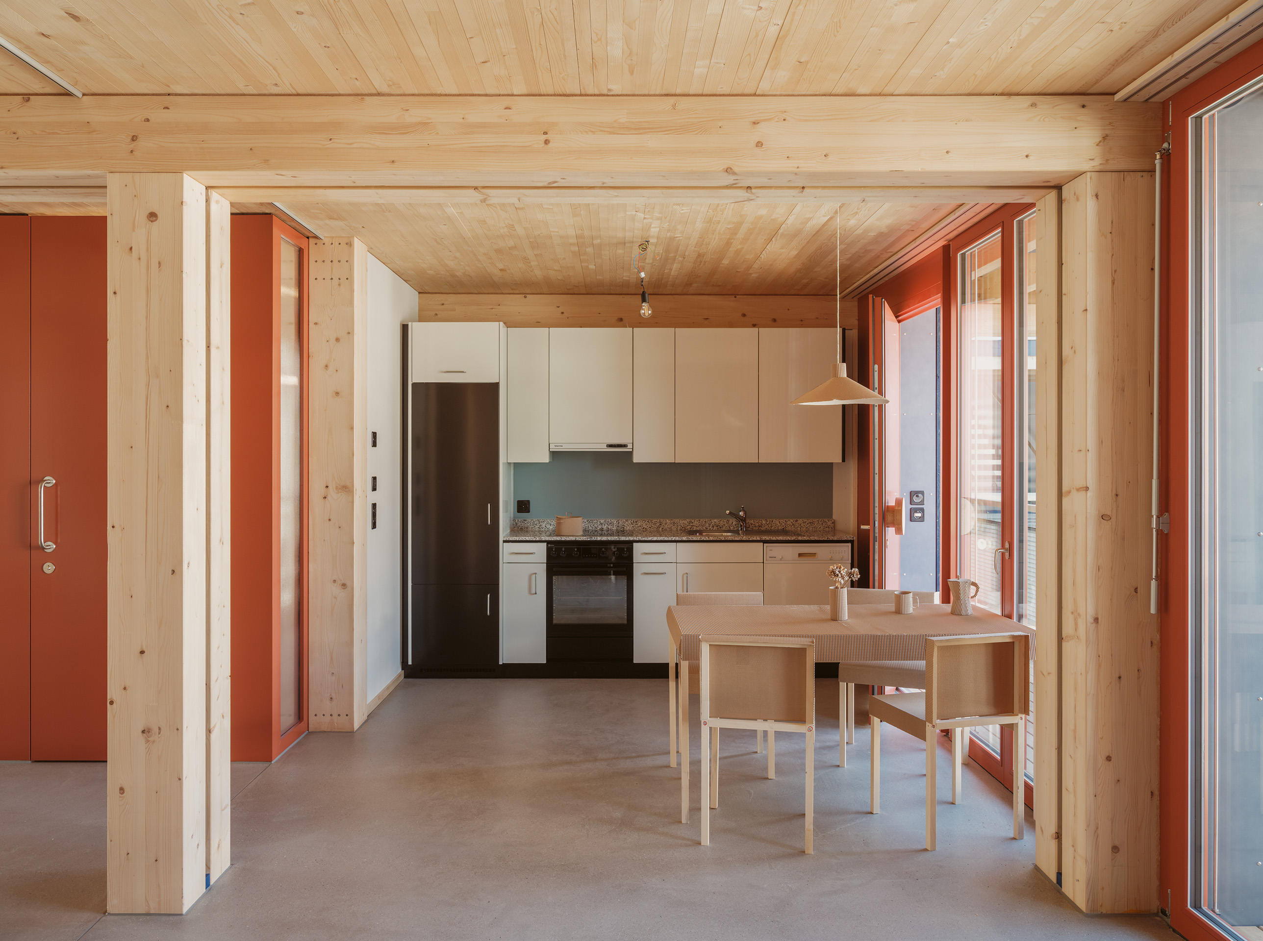 Auch in den Küchen kam Re-Use zum Einsatz: Wiederverwendete Elemente werden durch neue Elemente in Schwarz ergänzt.