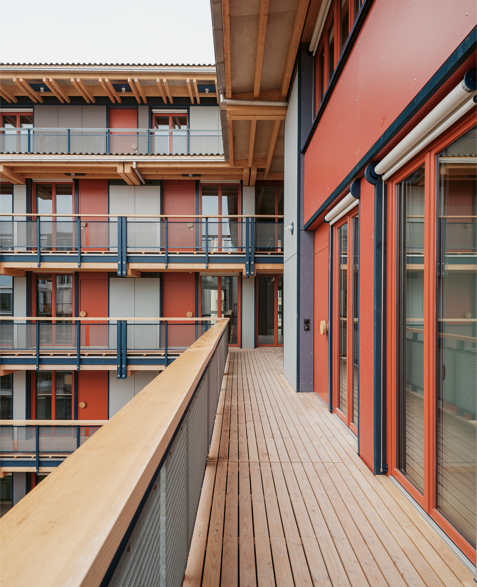 Hofseitig sind die Wohnungen über Laubengänge erschlossen, die gleichzeitig als Begegnungsorte dienen.