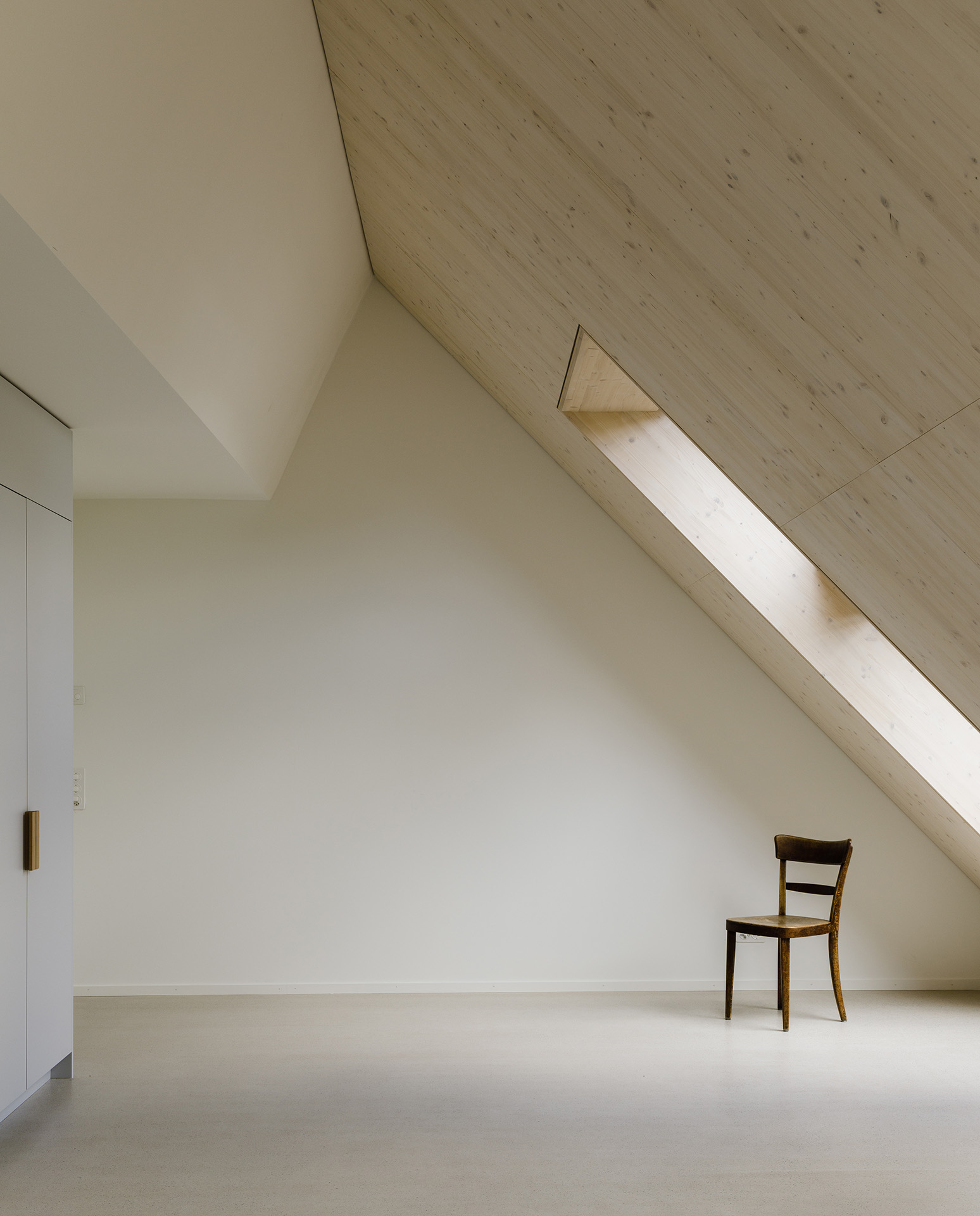 Wohnungen bis unter den Dachgiebel, gemeinschaftliche Flächen im Erdgeschoss.