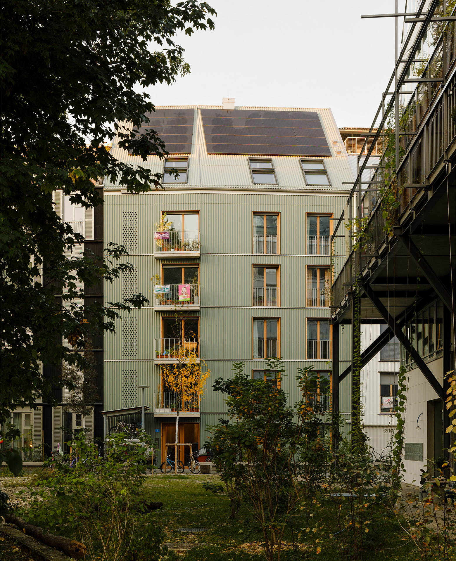 Das schön schlammgrüne Wohnhaus Feld 4 auf dem Basler Lysbüchel-Areal mit dem markanten Knick in der Fassade.