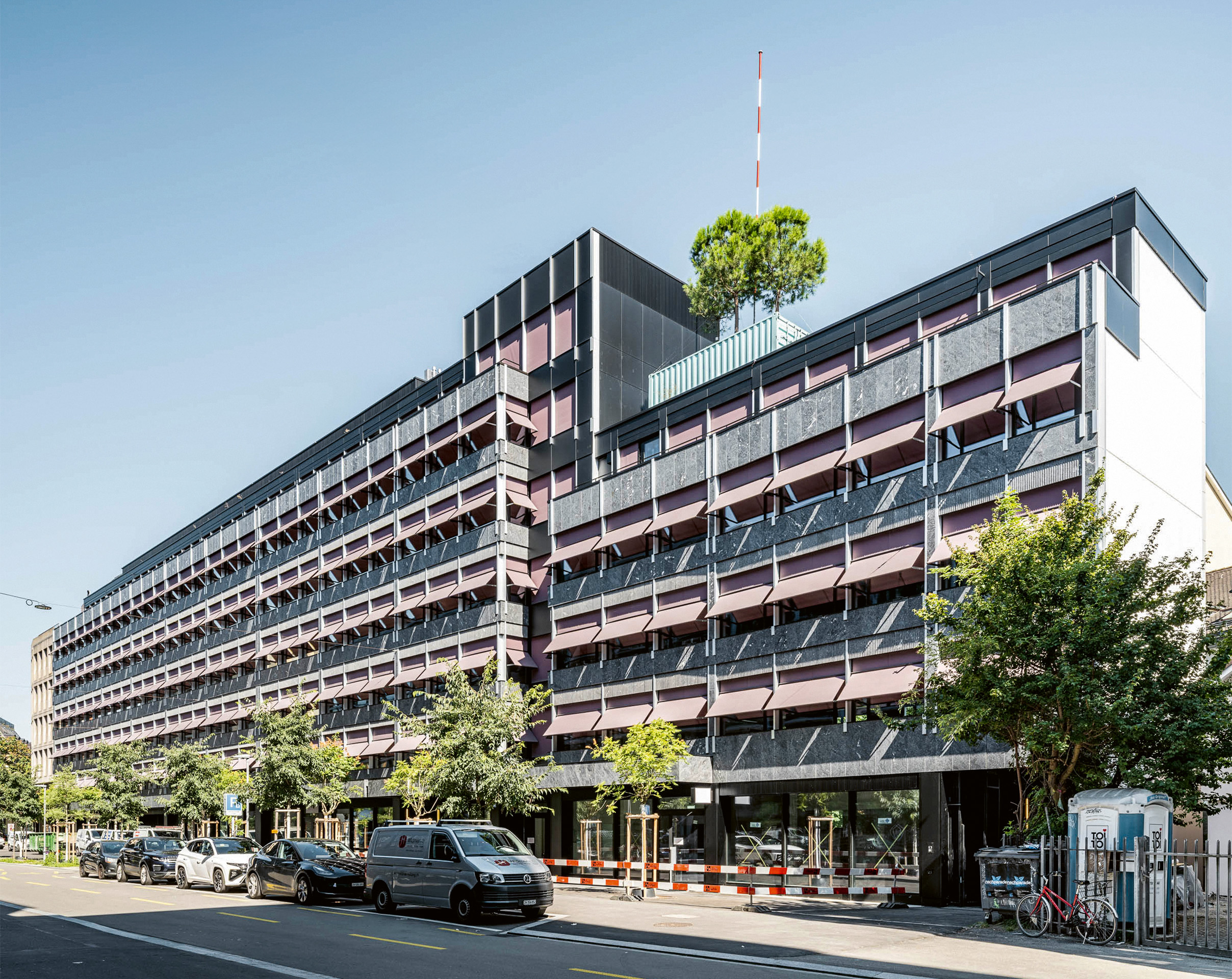 Marmor PV Fassade Zürich Stadthaus Roman Keller Aussen gesamt Perspektive