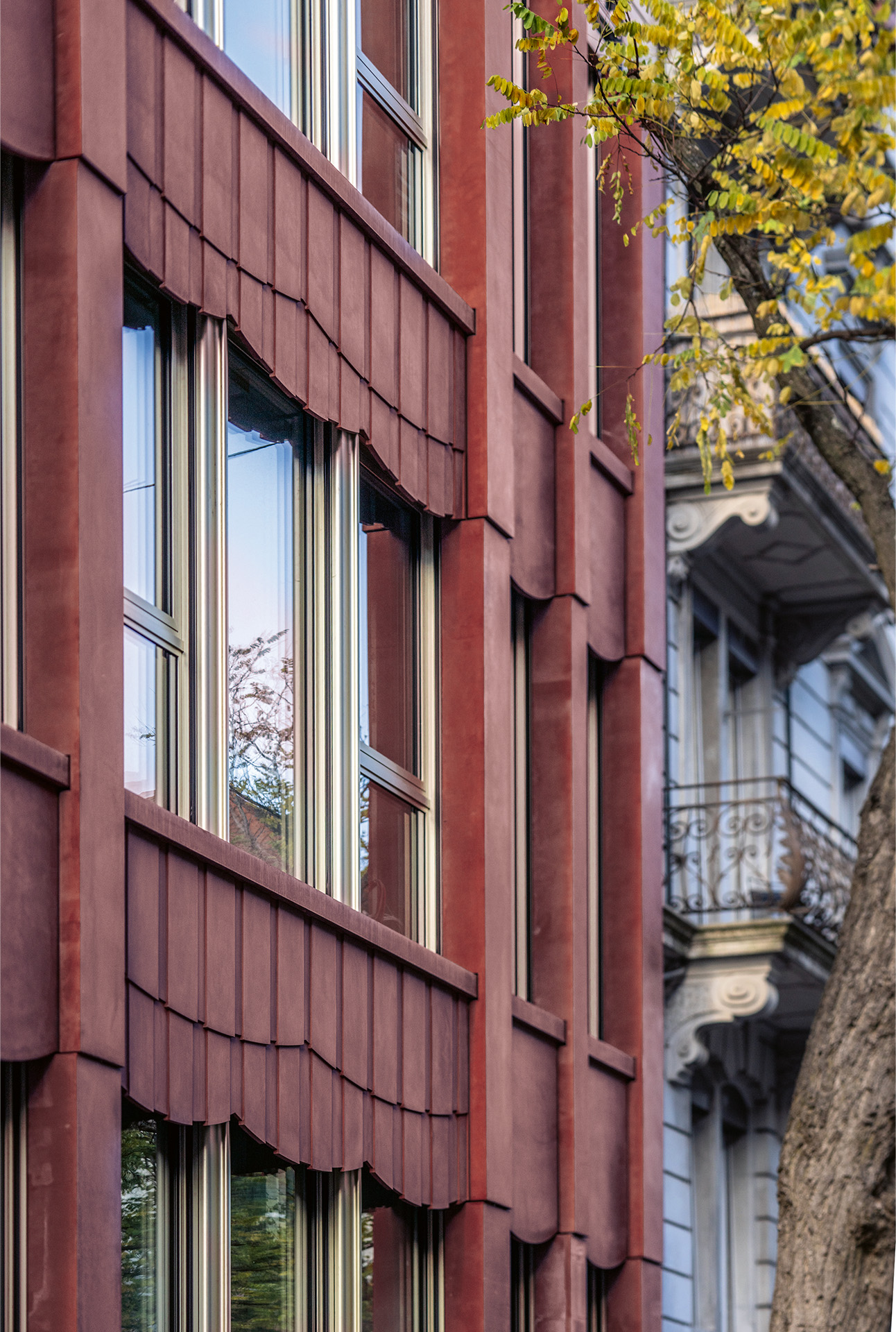 Roter Faserzement Fassade Zürich Bezirksgericht Wengistrasse Foto
