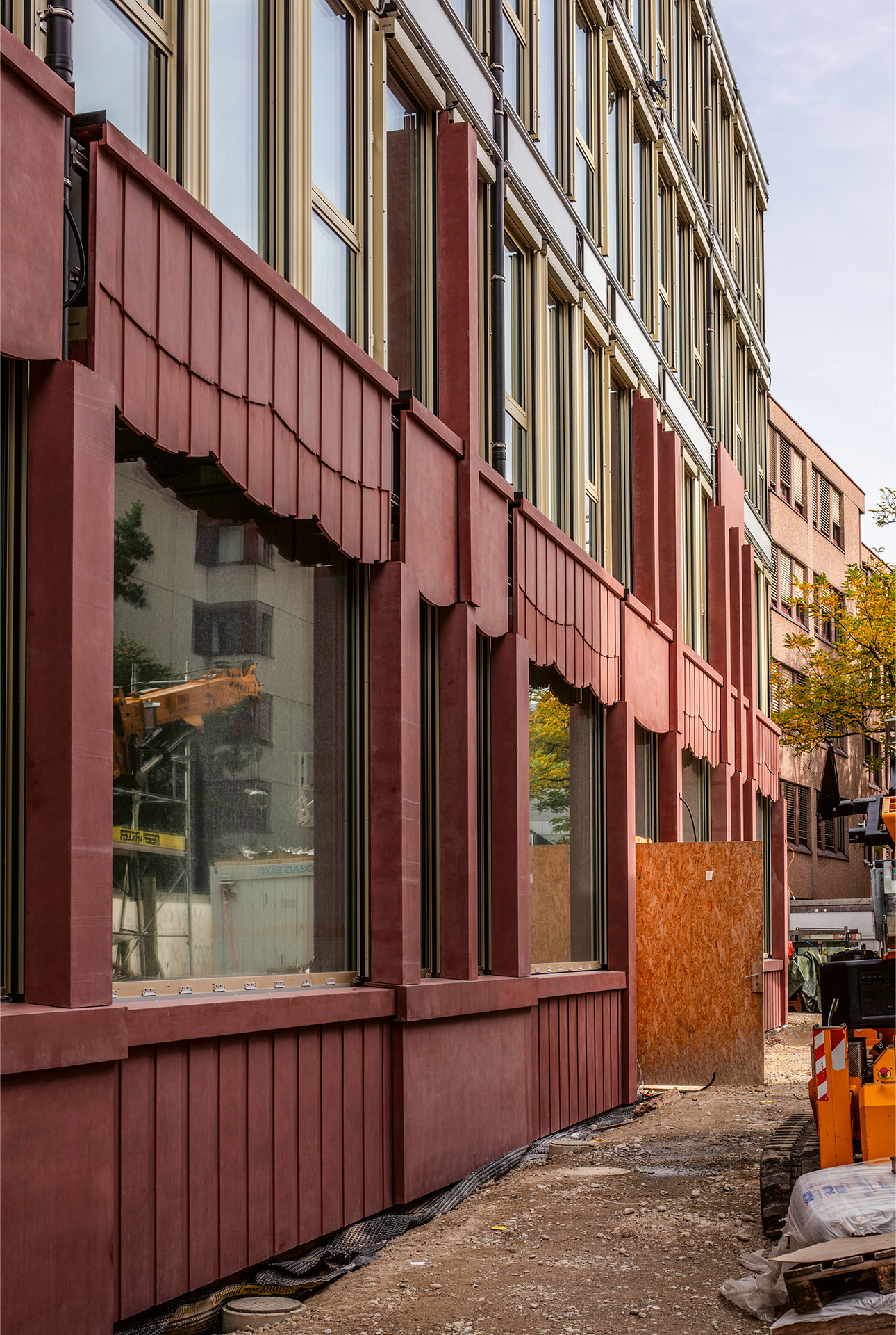 Roter Faserzement Fassade Zürich Bezirksgericht Wengistrasse Foto Instandsetzung