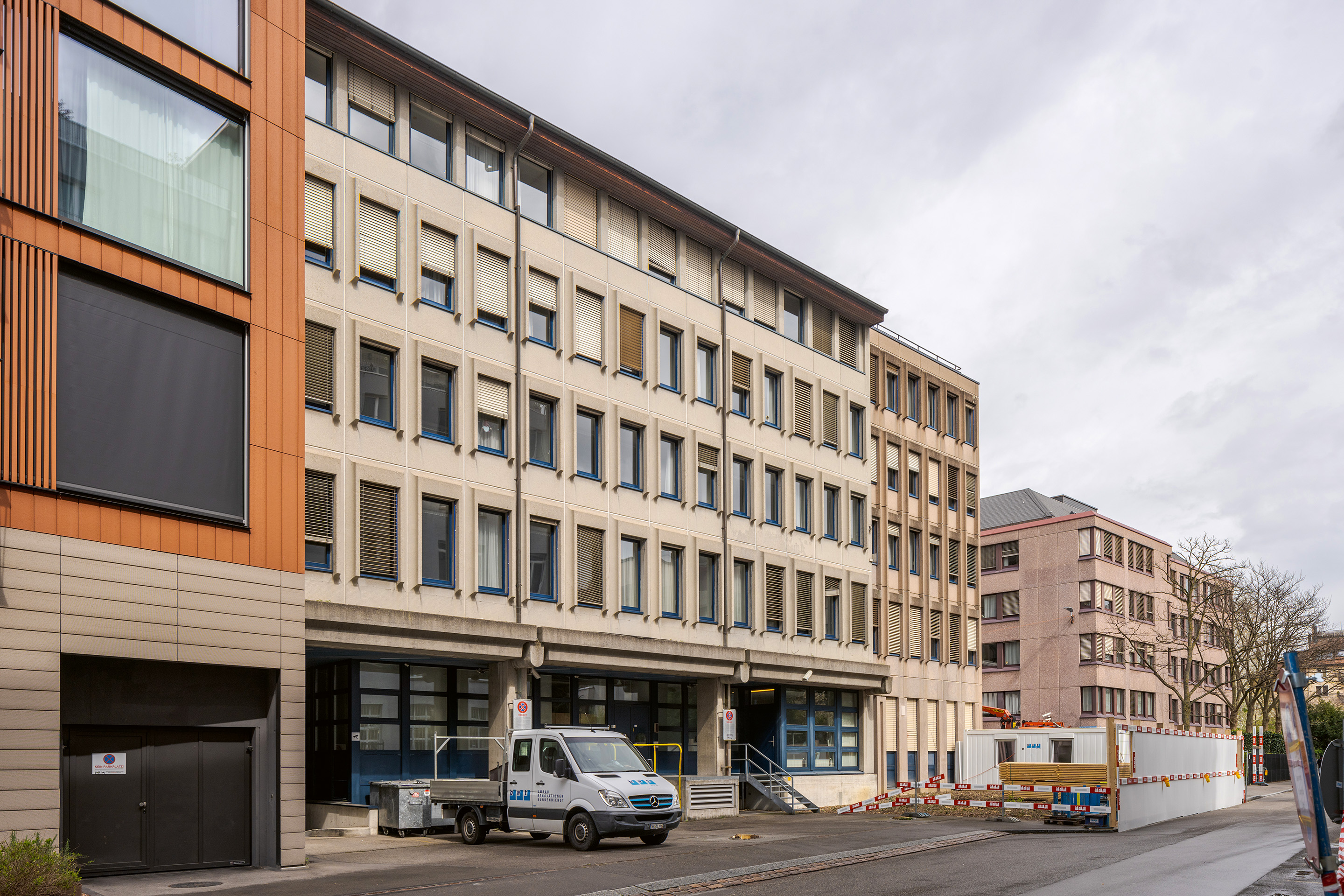 Roter Faserzement Fassade Zürich Bezirksgericht Wengistrasse historisch