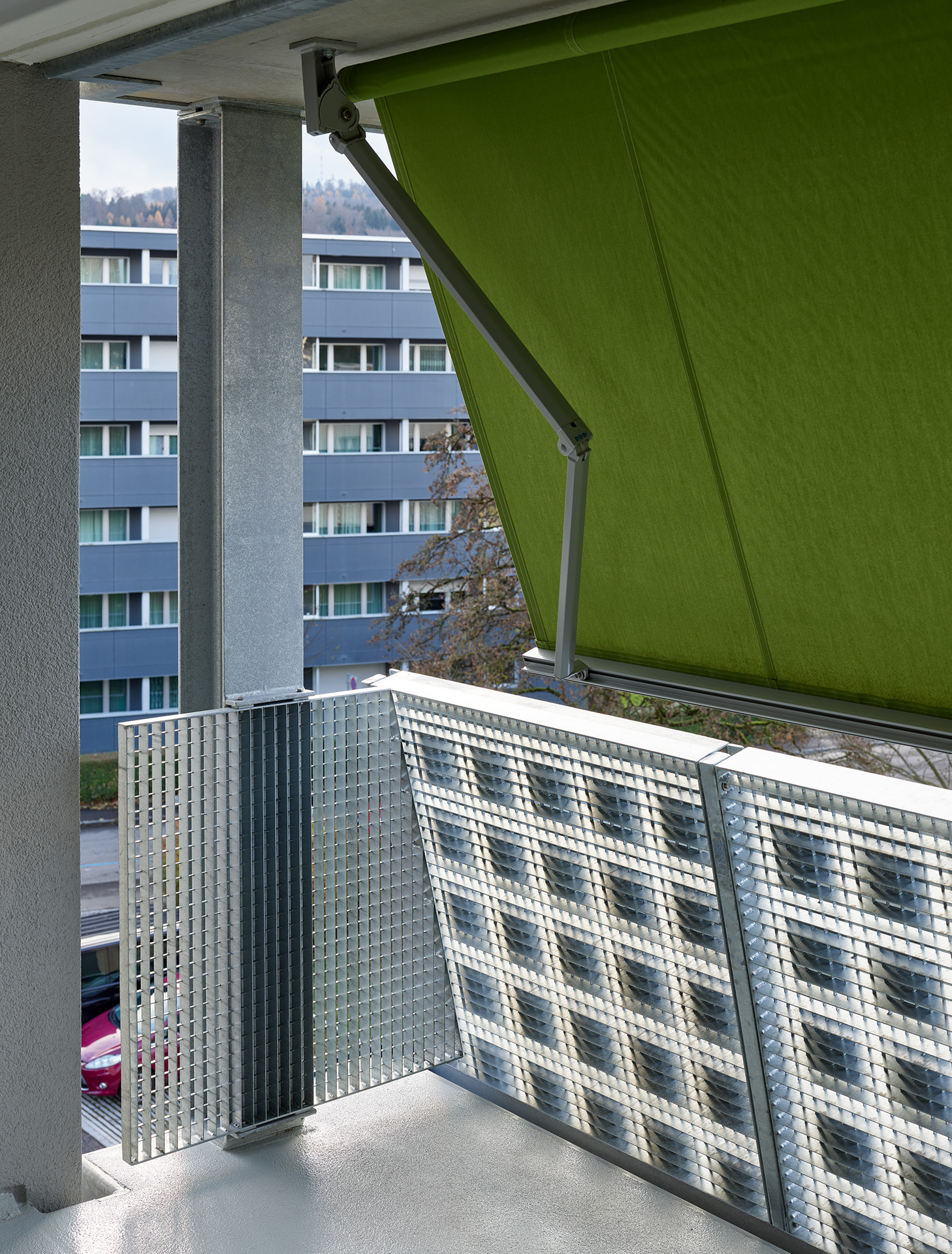 Die Balkonbrüstung lässt Licht hindurch und erzeugt Strom.