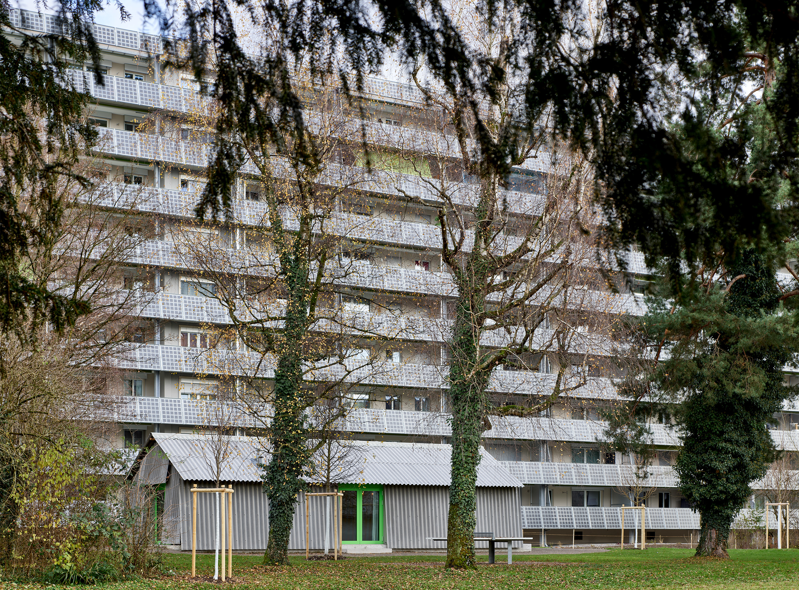Die Brüstungen der Balkone bestehen neu aus Photovoltaikelementen.