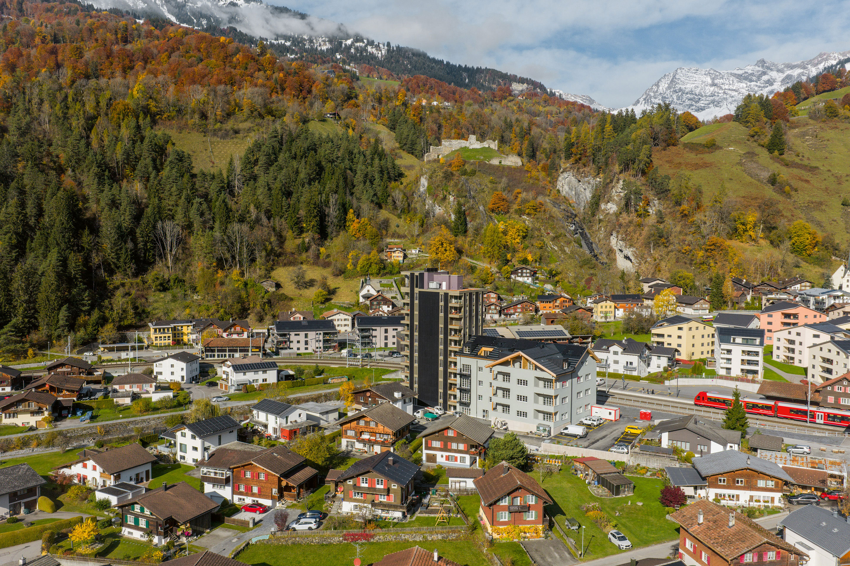 Die Mühle in Grüsch im Prättigau liegt zwischen Bahnlinie und Taschinasbach. Der ehemalige Siloturm wurde abgebrochen, der Beton zu Recyclingbeton für den Neubau verarbeitet. Das Mühlengebäude wurde saniert und erweitert.