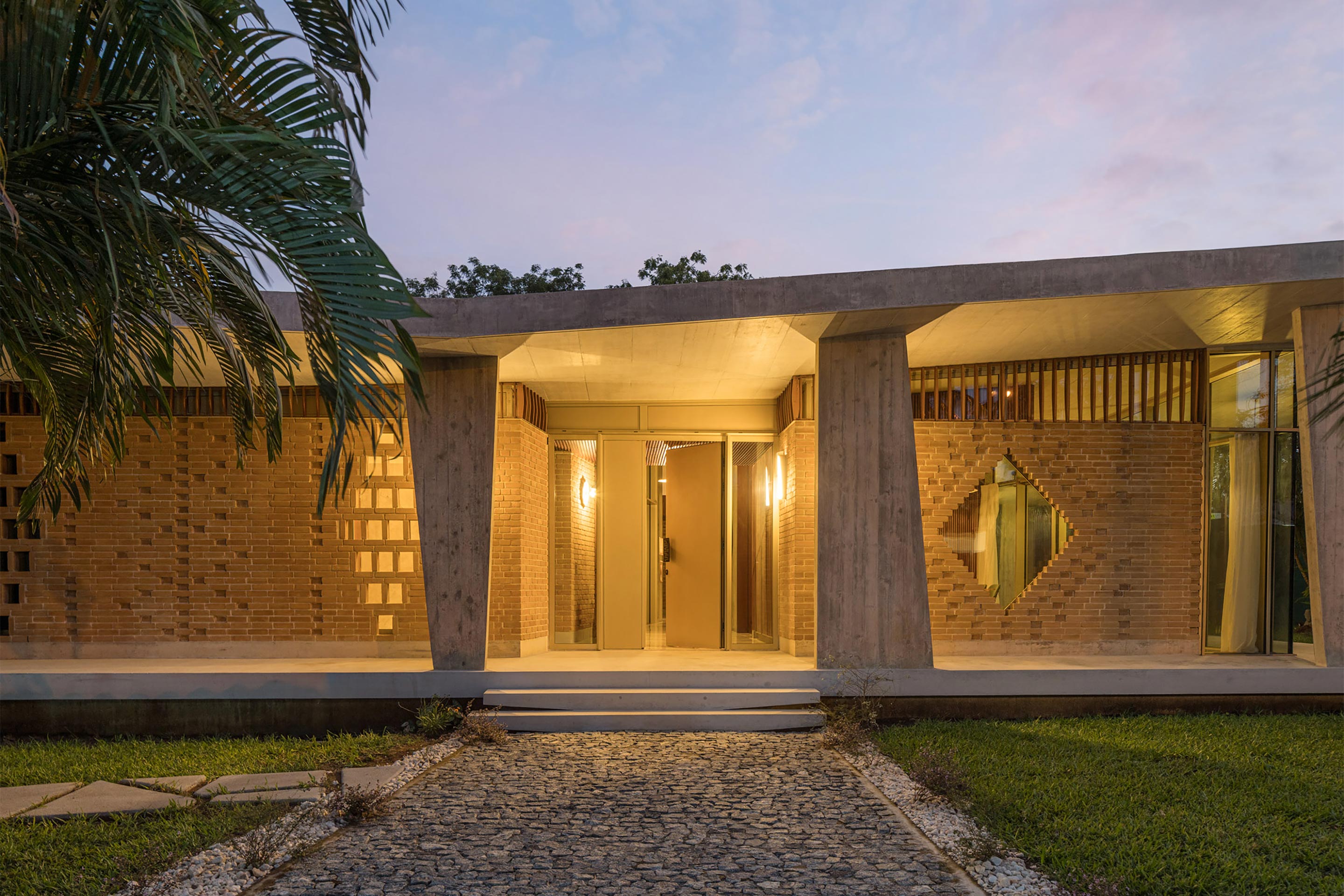 Abidjan-residence-localarchitecture-ambassade-suisse-gafsou-aussenansicht-frontal