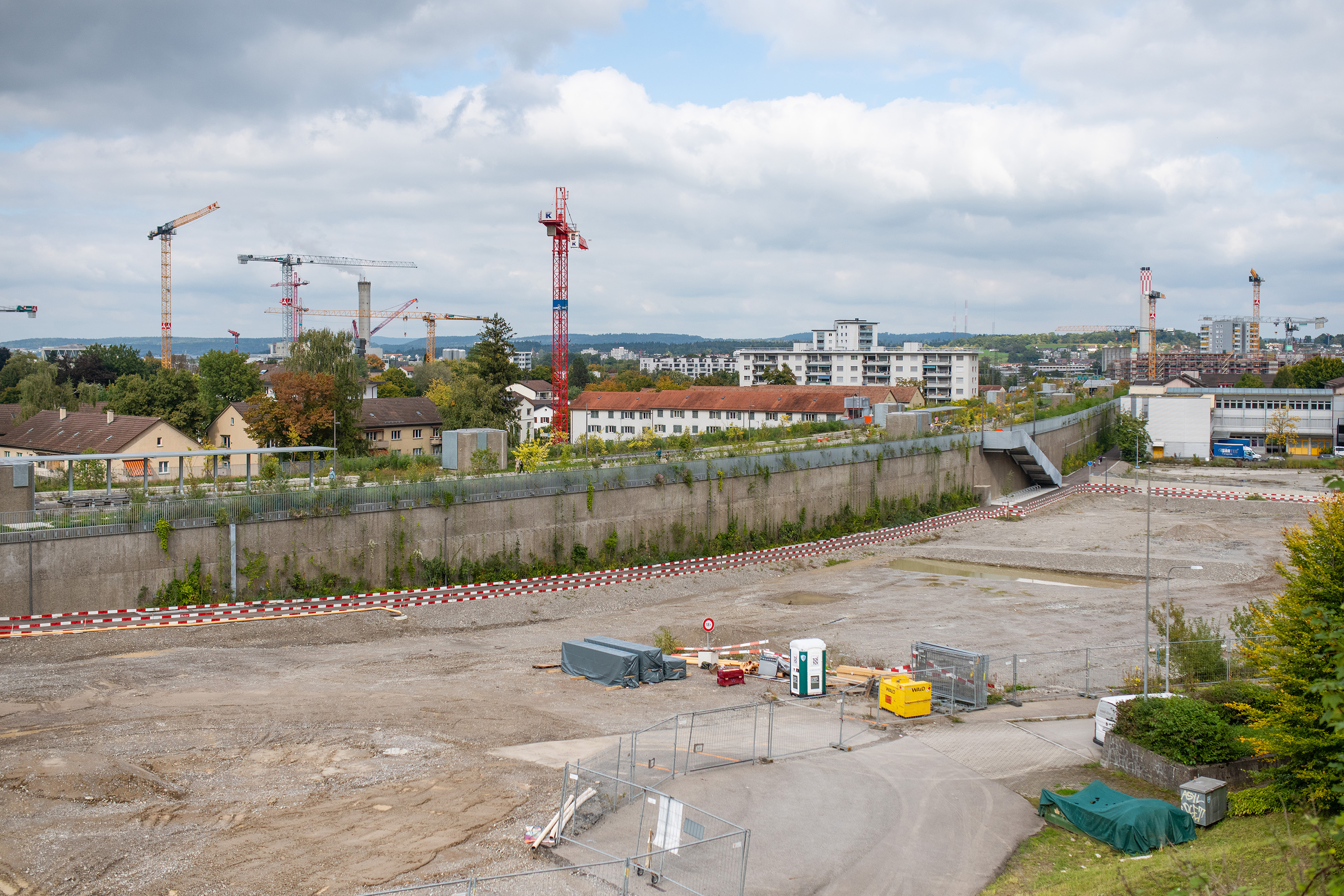 Die Grundstücke neben der Autobahn sind durch die Einhausung stark aufgewertet. Entlang der Mauer entstehen zahlreiche neue Gebäude.