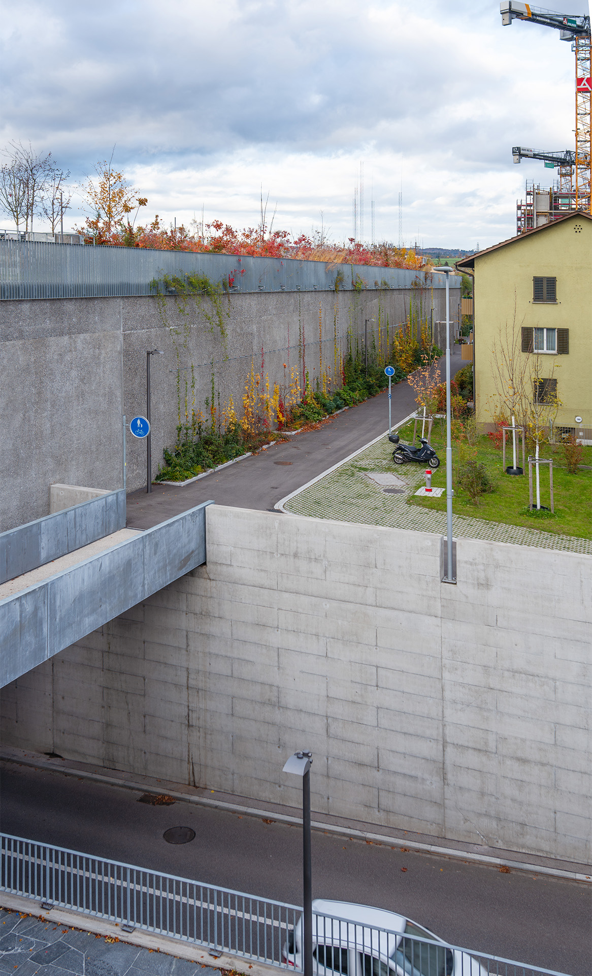 Die gewaltige Hülle schirmt den Lärm und die Abgase vom Quartier ab. Gleichzeitig ist die Mauer eine starke Zäsur im Stadtgefüge.