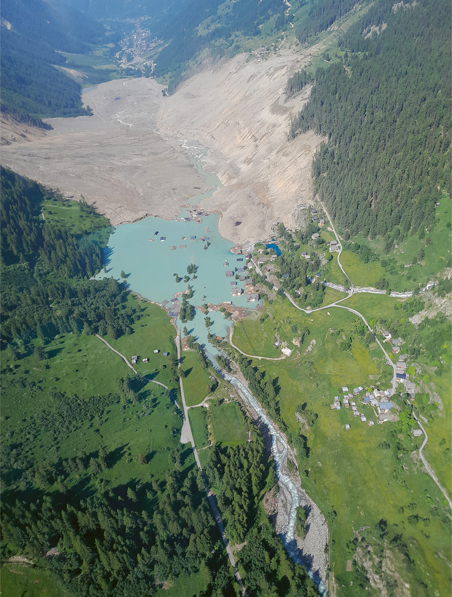 Blatten Bergsturz Katastrophe Ablagerung Schutt Geröll See Aufstau Luftbild