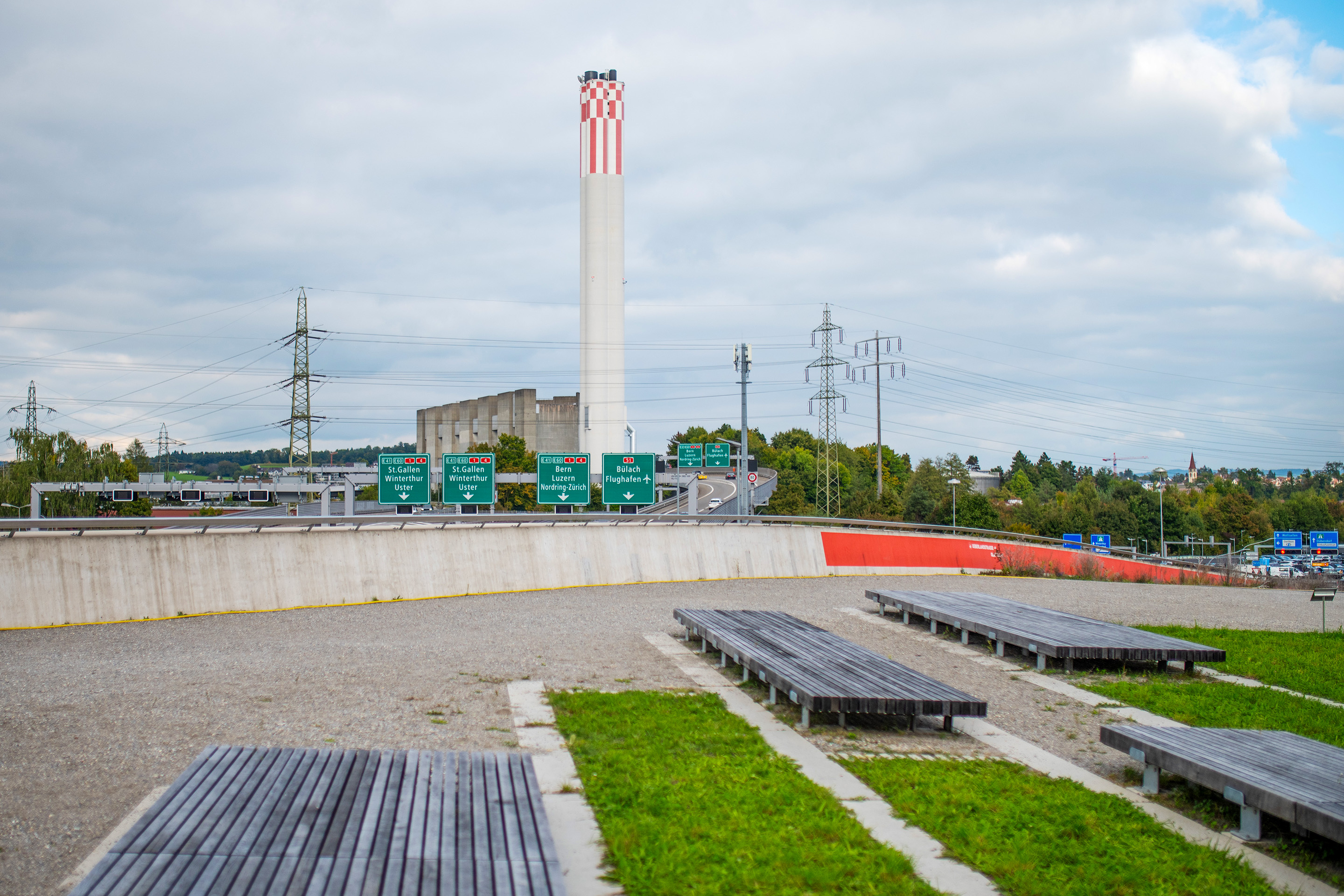 Über dem Aubrugg-Portal öffnet das Aubrugg-Belvedere den Blick auf die Autobahn A1 und auf die Fernwärmezentrale.