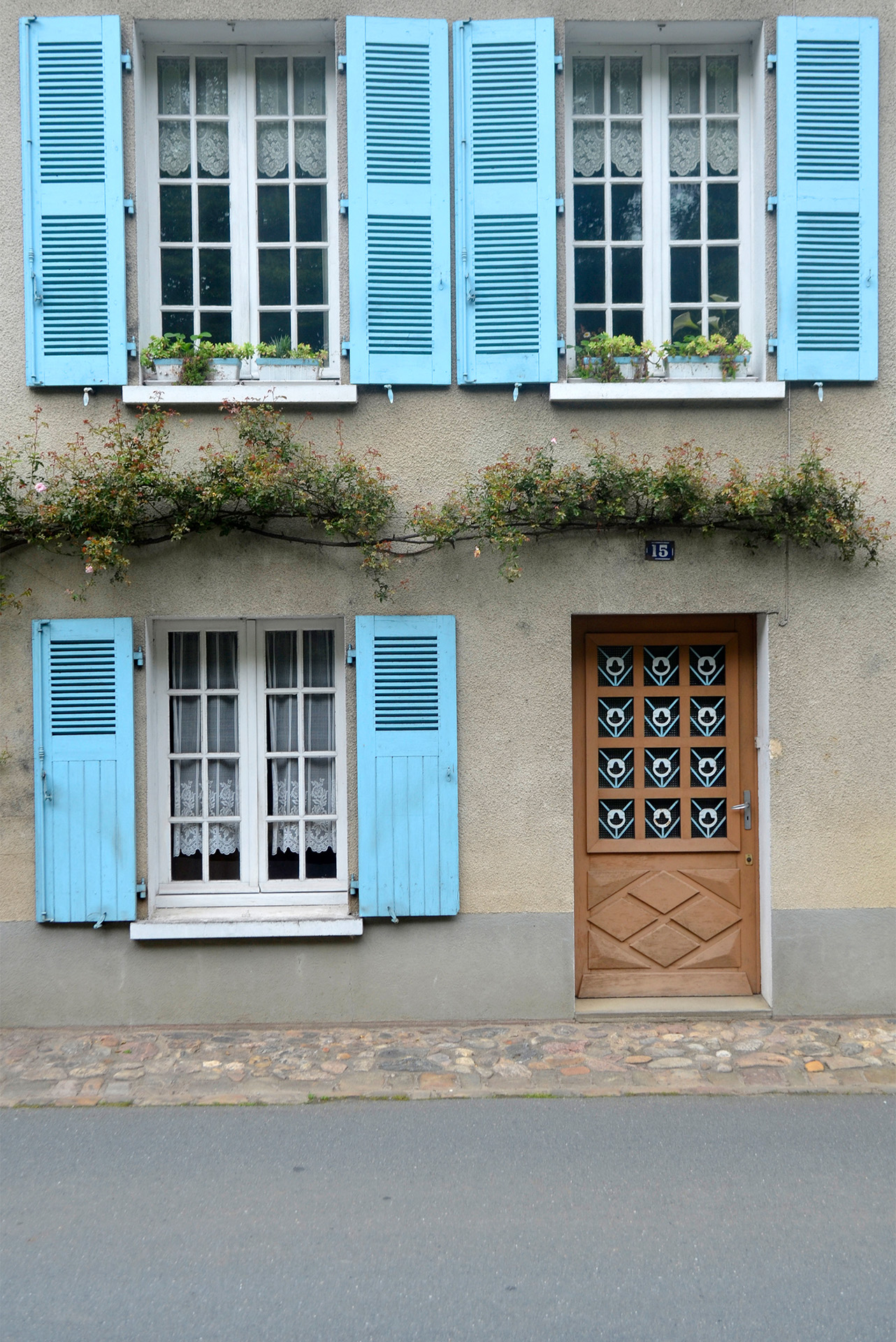 Leuchtend-blaue Fensterläden in Confalens. Farben von Confolens, 2024