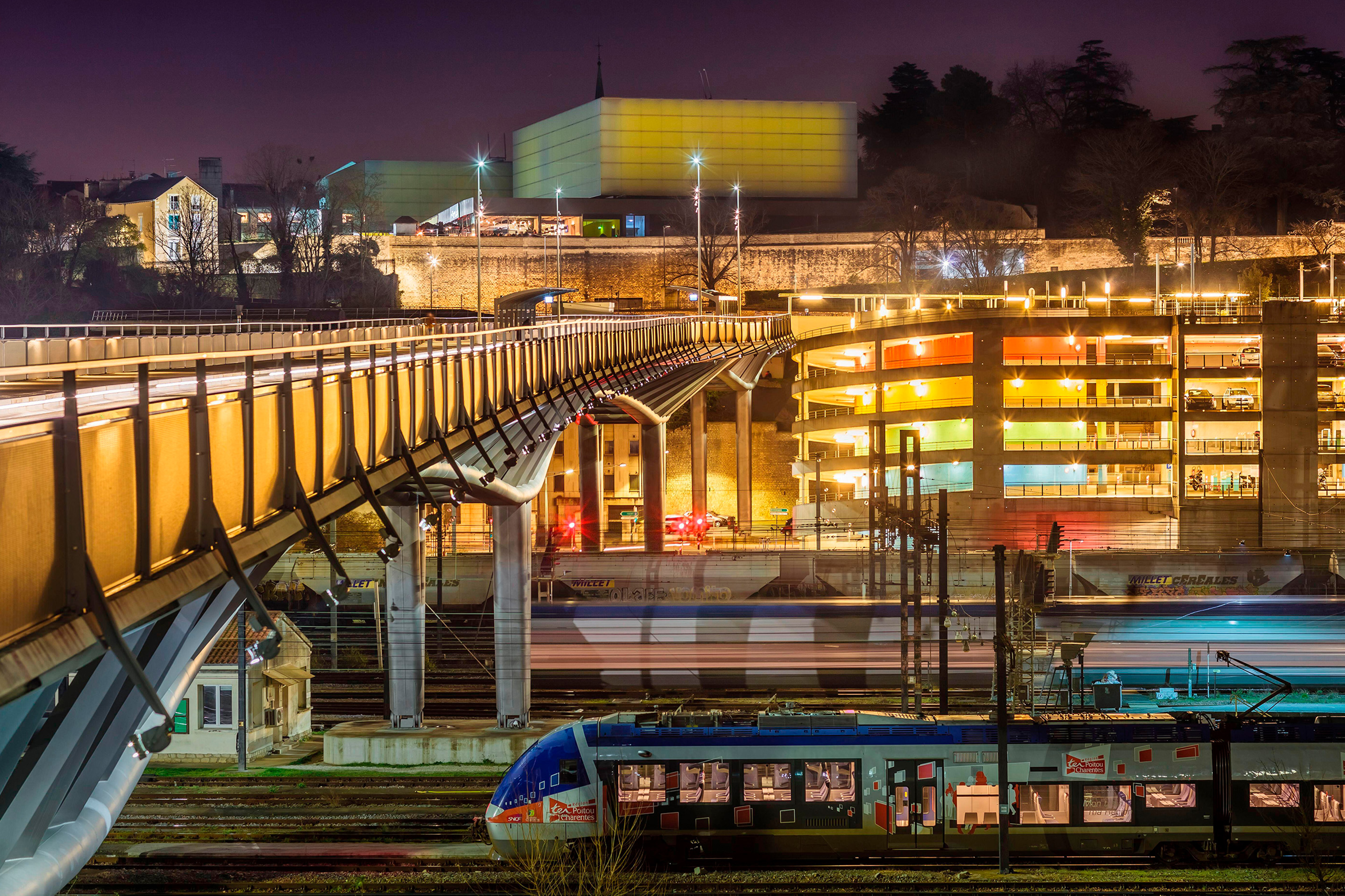 Leuchtende Farben geben im Parkhaus Orientierung.: Antoine Grumbach Associés, Parking Toumaï, Poitiers/FR, 2002-2008