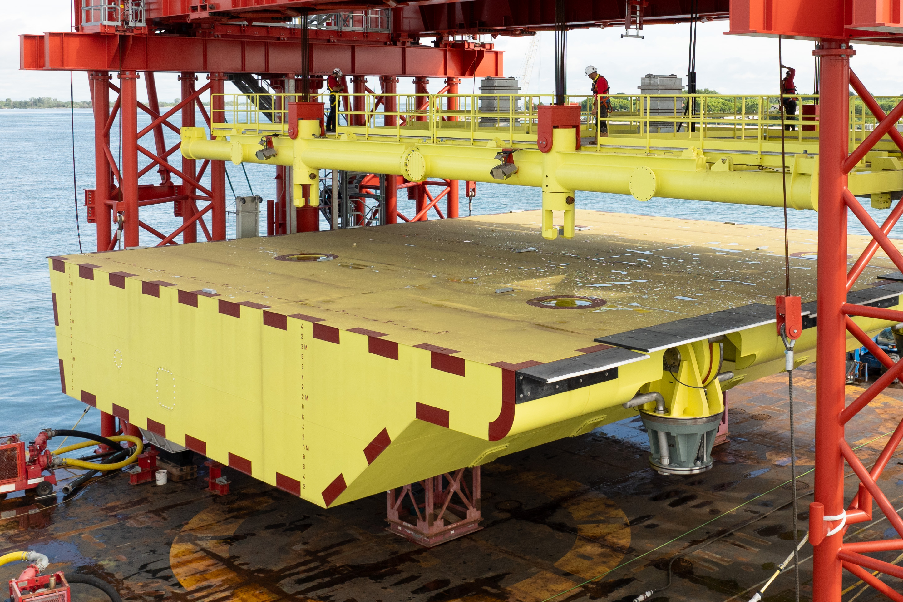 Le «Jack-up», destiné aux opérations de mise en place et de maintenance pendant l’exploitation de la barrière prévoyant le remplacement périodique de toutes les vannes, est un ponton spécial composé de deux demi-coques reliées entre elles, capable de s’allonger ou de se raccourcir en fonction des vannes à transporter et à accrocher.