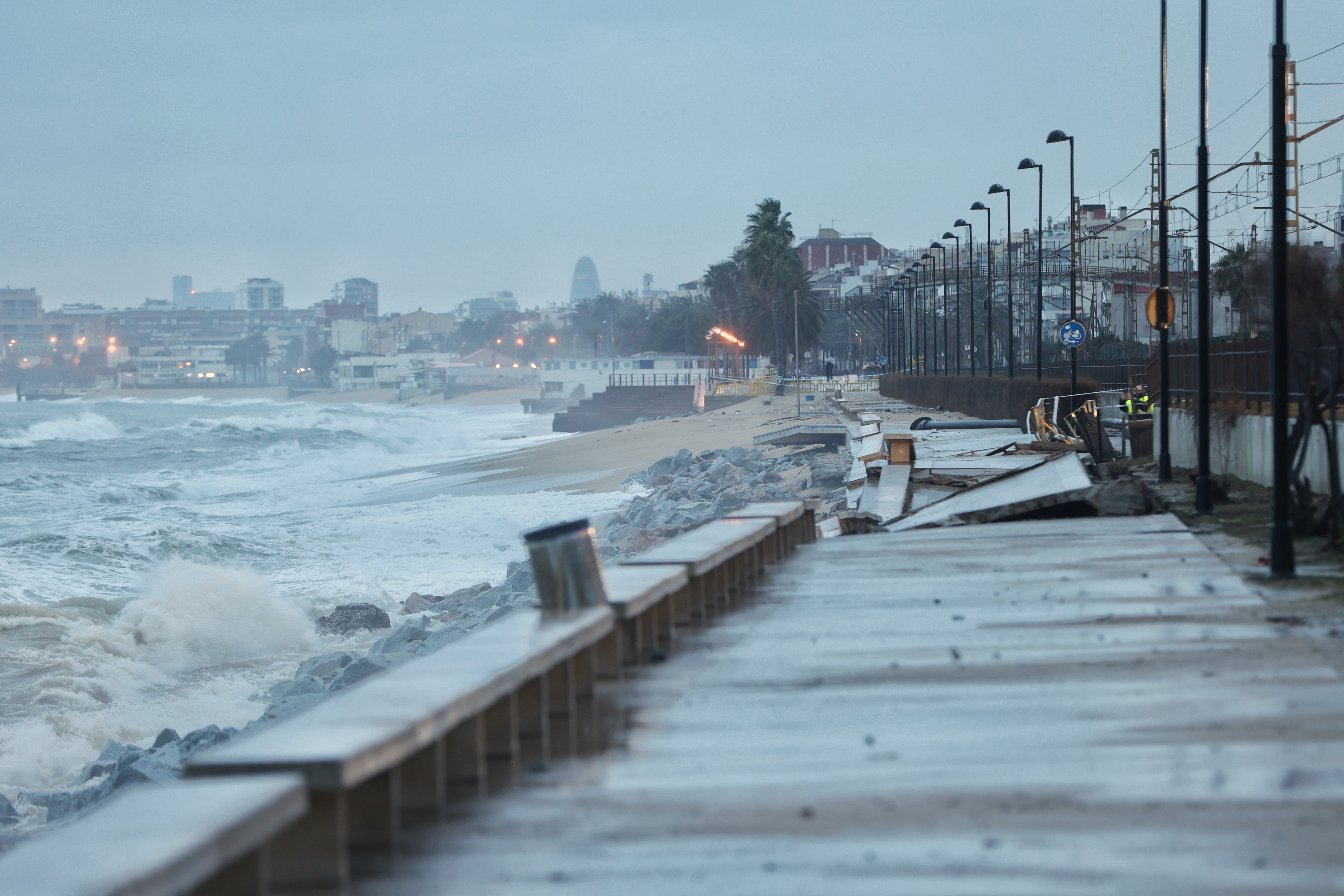 Passeig Barca Maria (Badalona) - Fin janvier 2026, la tempête Harry a généré un épisode d’intempéries majeur de l’Espagne à l’Italie en passant par Malte et le Maghreb. Du 19 au 21 janvier, elle a causé des dégâts considérables sur le littoral de la région de Barcelone et provoqué une importante érosion des plages.