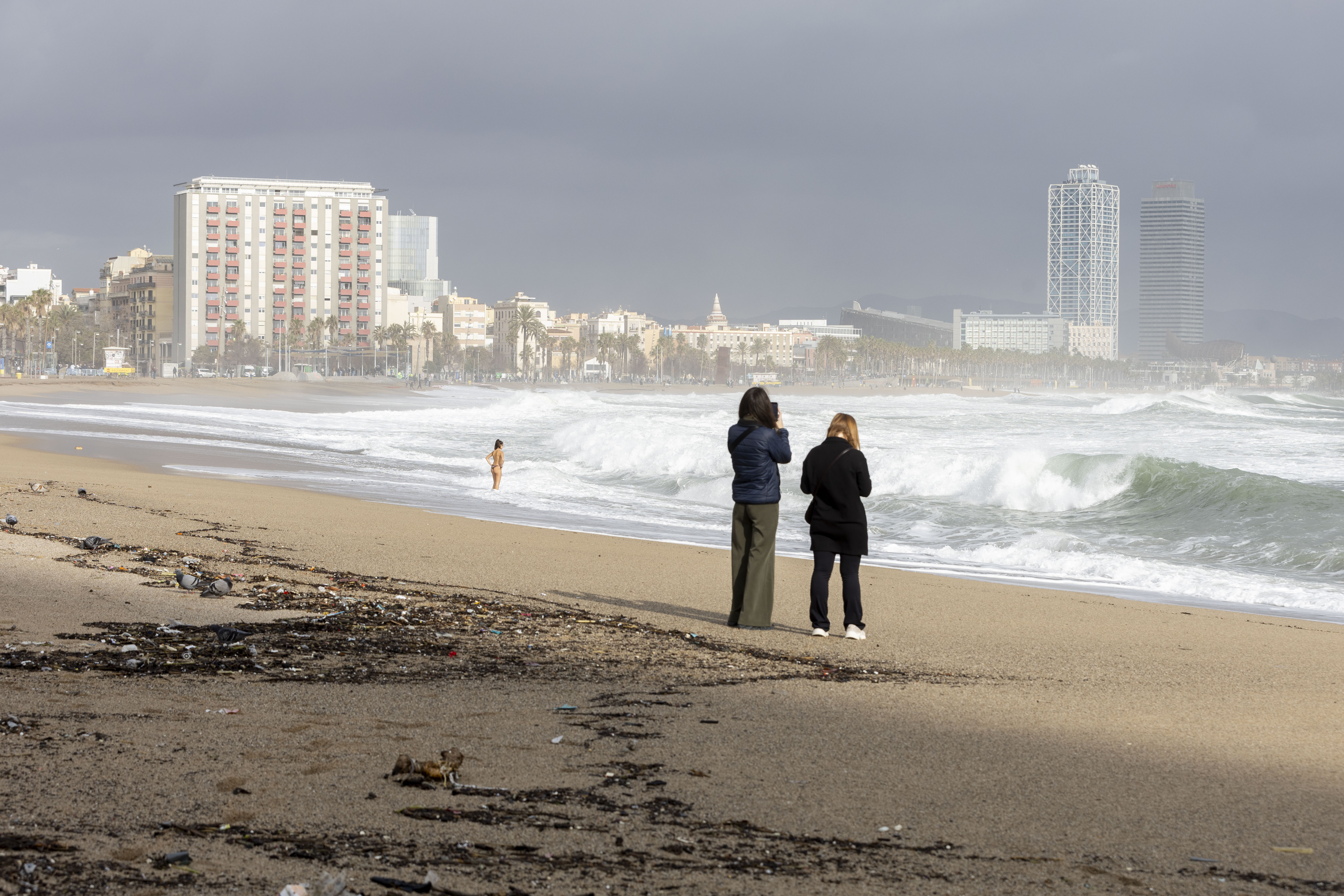 Platja Sant Sebastià (Barcelone) - Fin janvier 2026, la tempête Harry a généré un épisode d’intempéries majeur de l’Espagne à l’Italie en passant par Malte et le Maghreb. Du 19 au 21 janvier, elle a causé des dégâts considérables sur le littoral de la région de Barcelone et provoqué une importante érosion des plages.