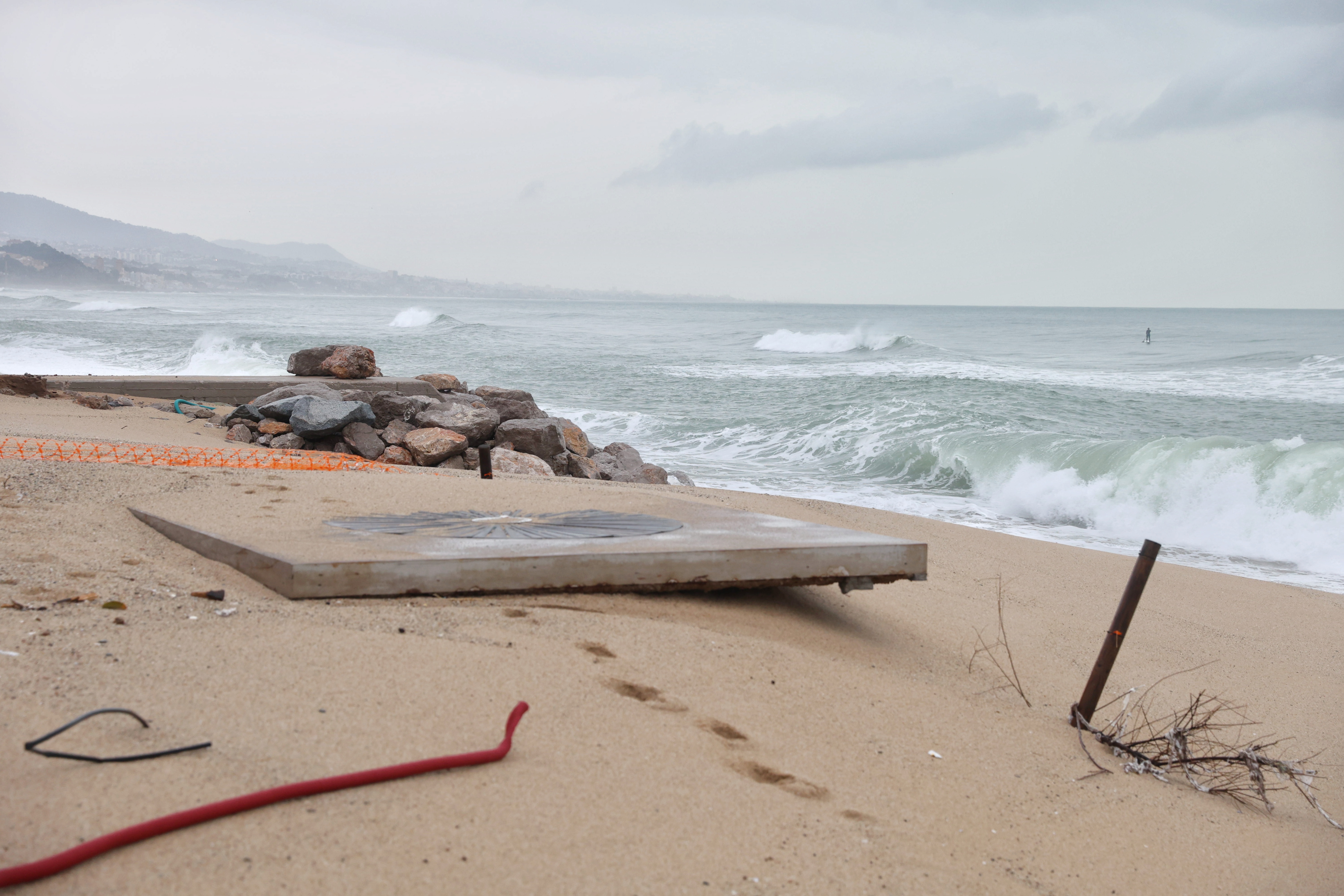 Platja de l’Estació (Badalona) - Fin janvier 2026, la tempête Harry a généré un épisode d’intempéries majeur de l’Espagne à l’Italie en passant par Malte et le Maghreb. Du 19 au 21 janvier, elle a causé des dégâts considérables sur le littoral de la région de Barcelone et provoqué une importante érosion des plages.