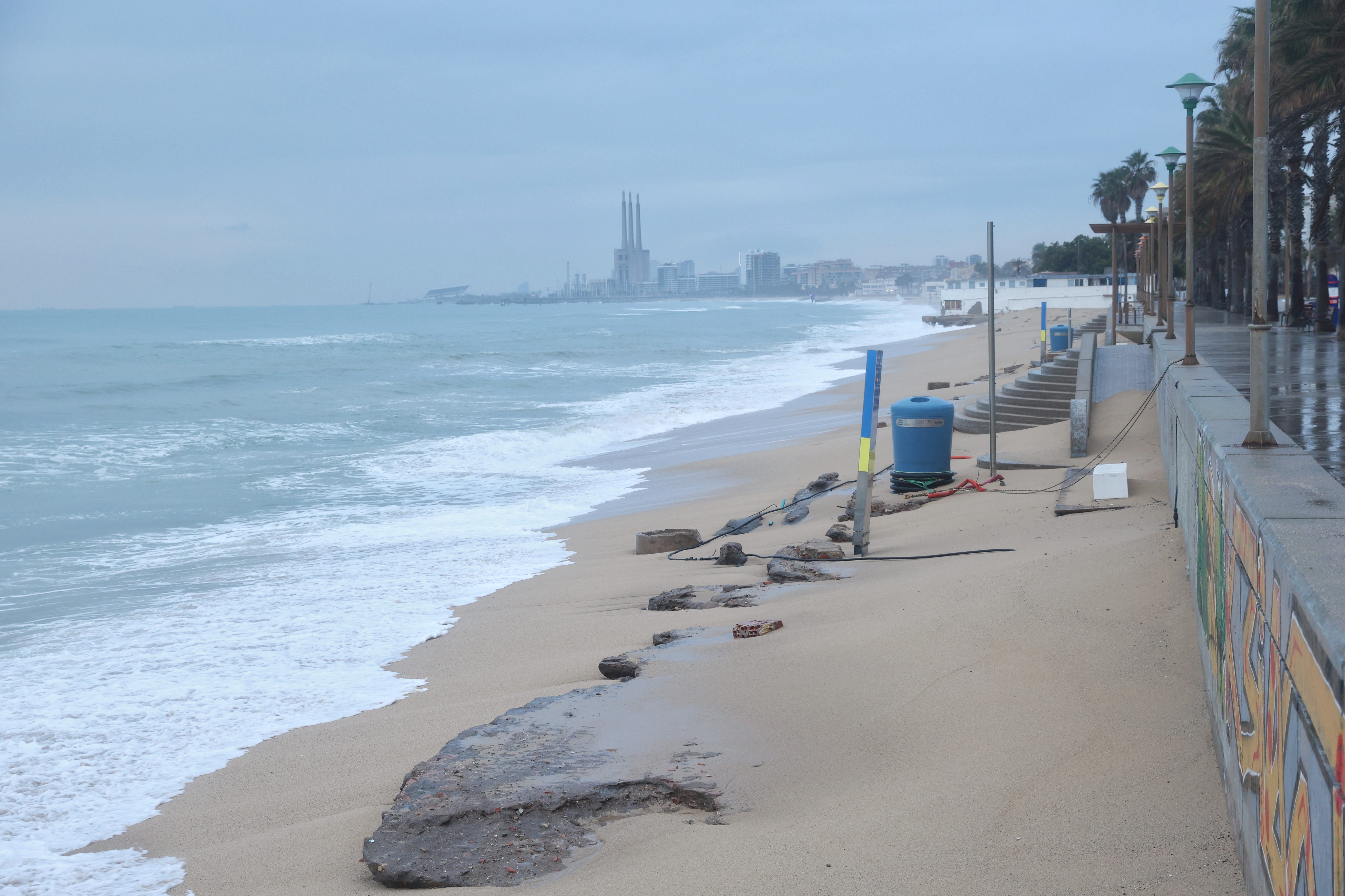 Platja de Montgat (Montgat) - Fin janvier 2026, la tempête Harry a généré un épisode d’intempéries majeur de l’Espagne à l’Italie en passant par Malte et le Maghreb. Du 19 au 21 janvier, elle a causé des dégâts considérables sur le littoral de la région de Barcelone et provoqué une importante érosion des plages.