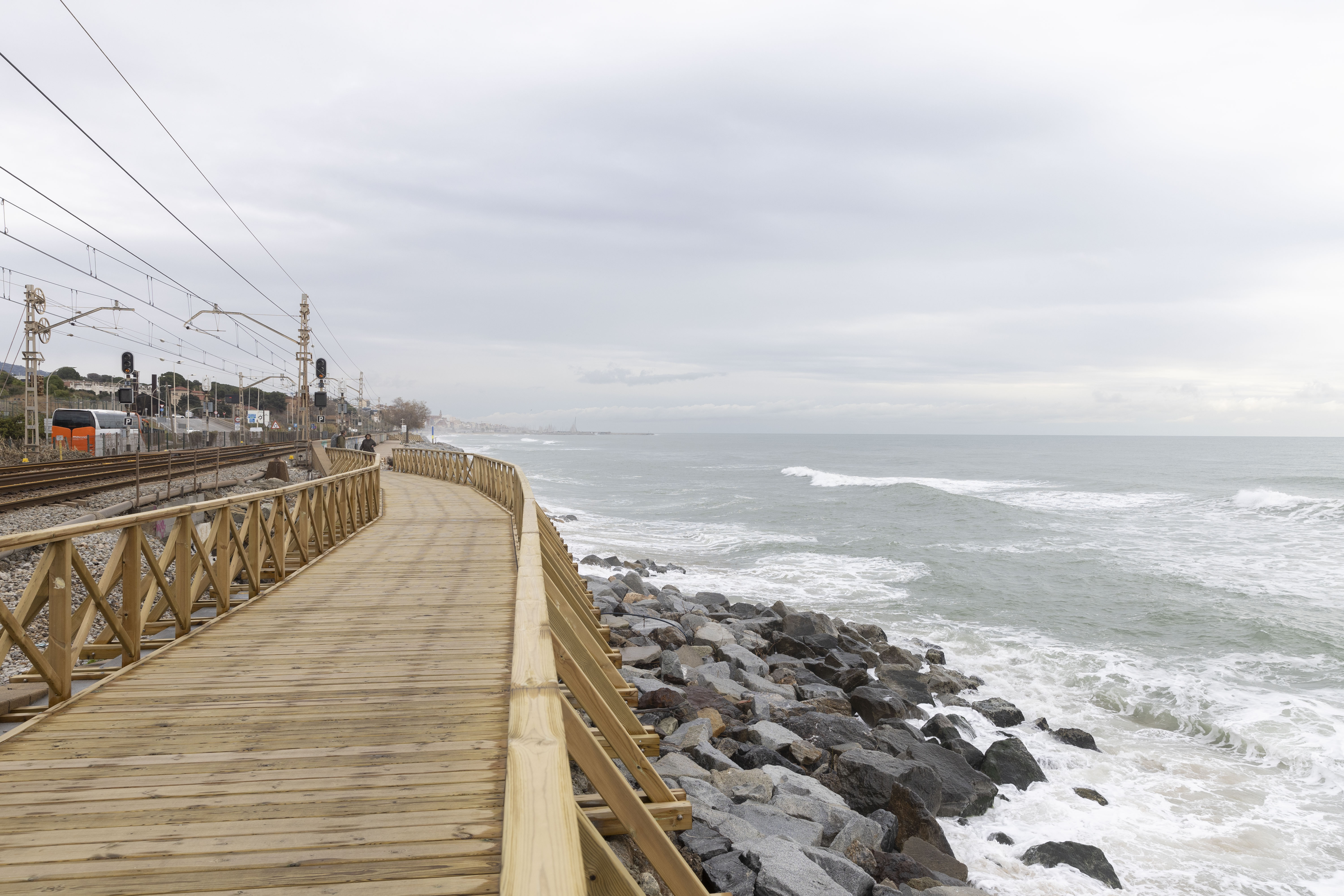 Platja del Cristall (Badalona) - Fin janvier 2026, la tempête Harry a généré un épisode d’intempéries majeur de l’Espagne à l’Italie en passant par Malte et le Maghreb. Du 19 au 21 janvier, elle a causé des dégâts considérables sur le littoral de la région de Barcelone et provoqué une importante érosion des plages.