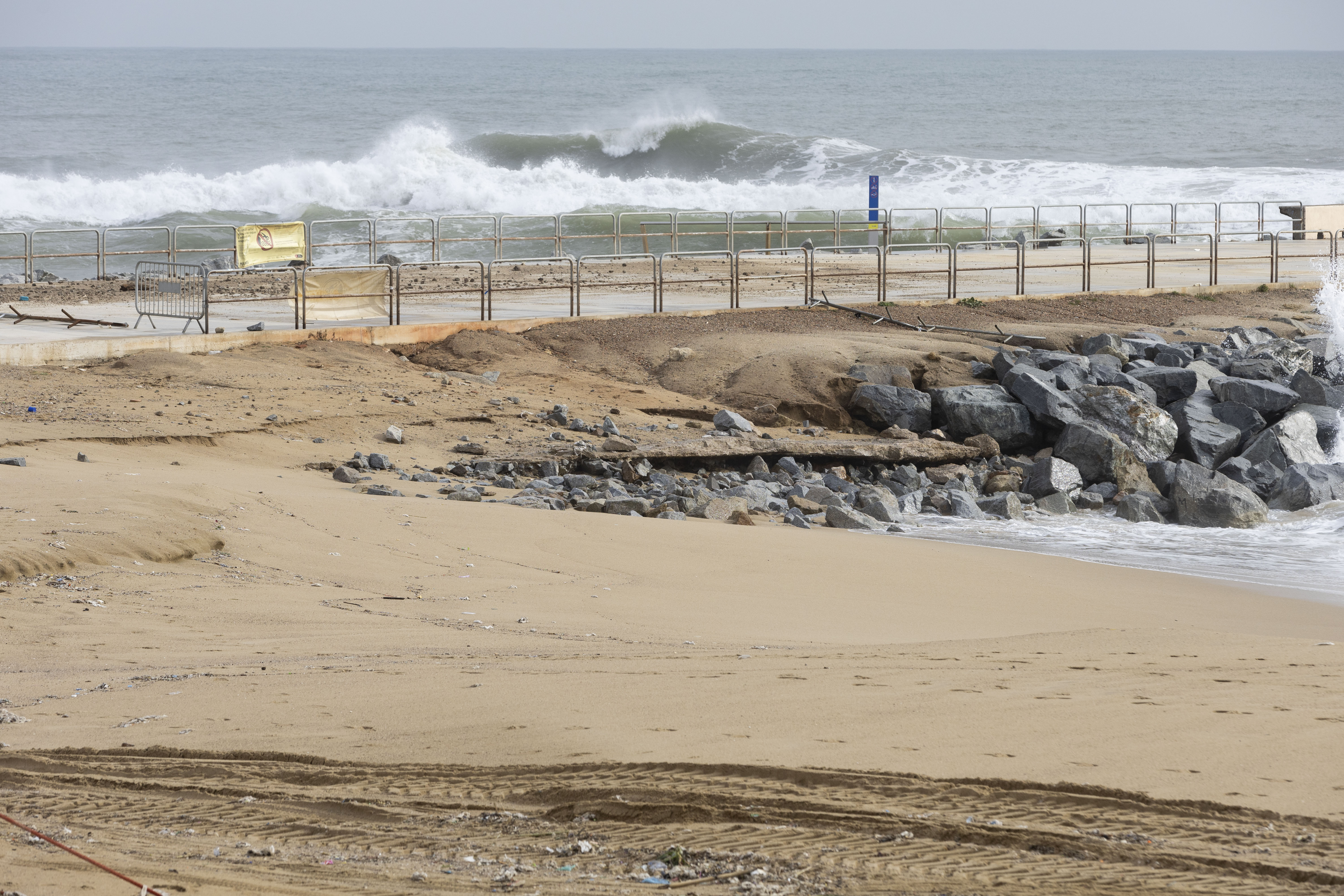 Platja Mar Bella (Barcelone) - Fin janvier 2026, la tempête Harry a généré un épisode d’intempéries majeur de l’Espagne à l’Italie en passant par Malte et le Maghreb. Du 19 au 21 janvier, elle a causé des dégâts considérables sur le littoral de la région de Barcelone et provoqué une importante érosion des plages.