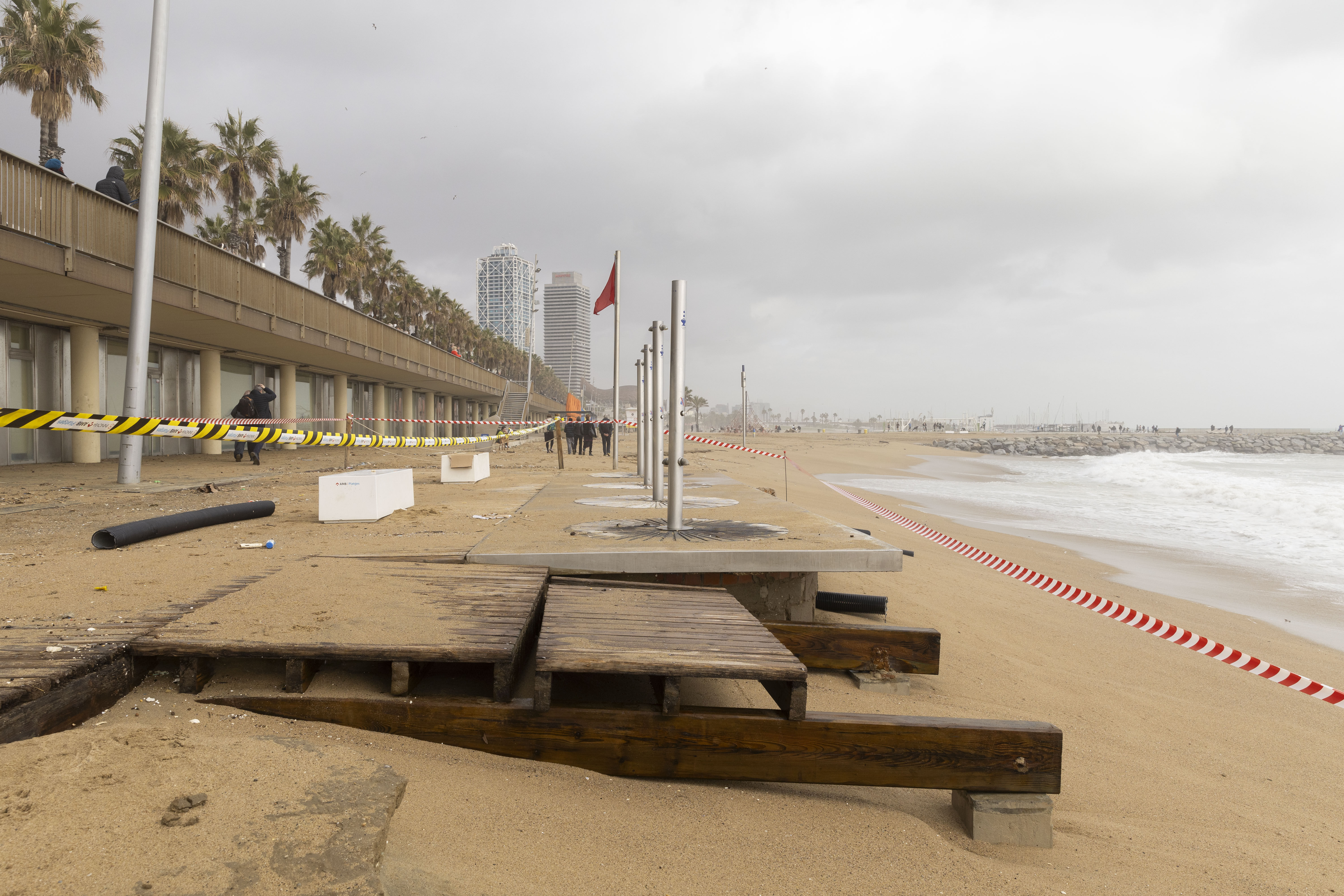 Platja Barceloneta (Barcelone) - Fin janvier 2026, la tempête Harry a généré un épisode d’intempéries majeur de l’Espagne à l’Italie en passant par Malte et le Maghreb. Du 19 au 21 janvier, elle a causé des dégâts considérables sur le littoral de la région de Barcelone et provoqué une importante érosion des plages.