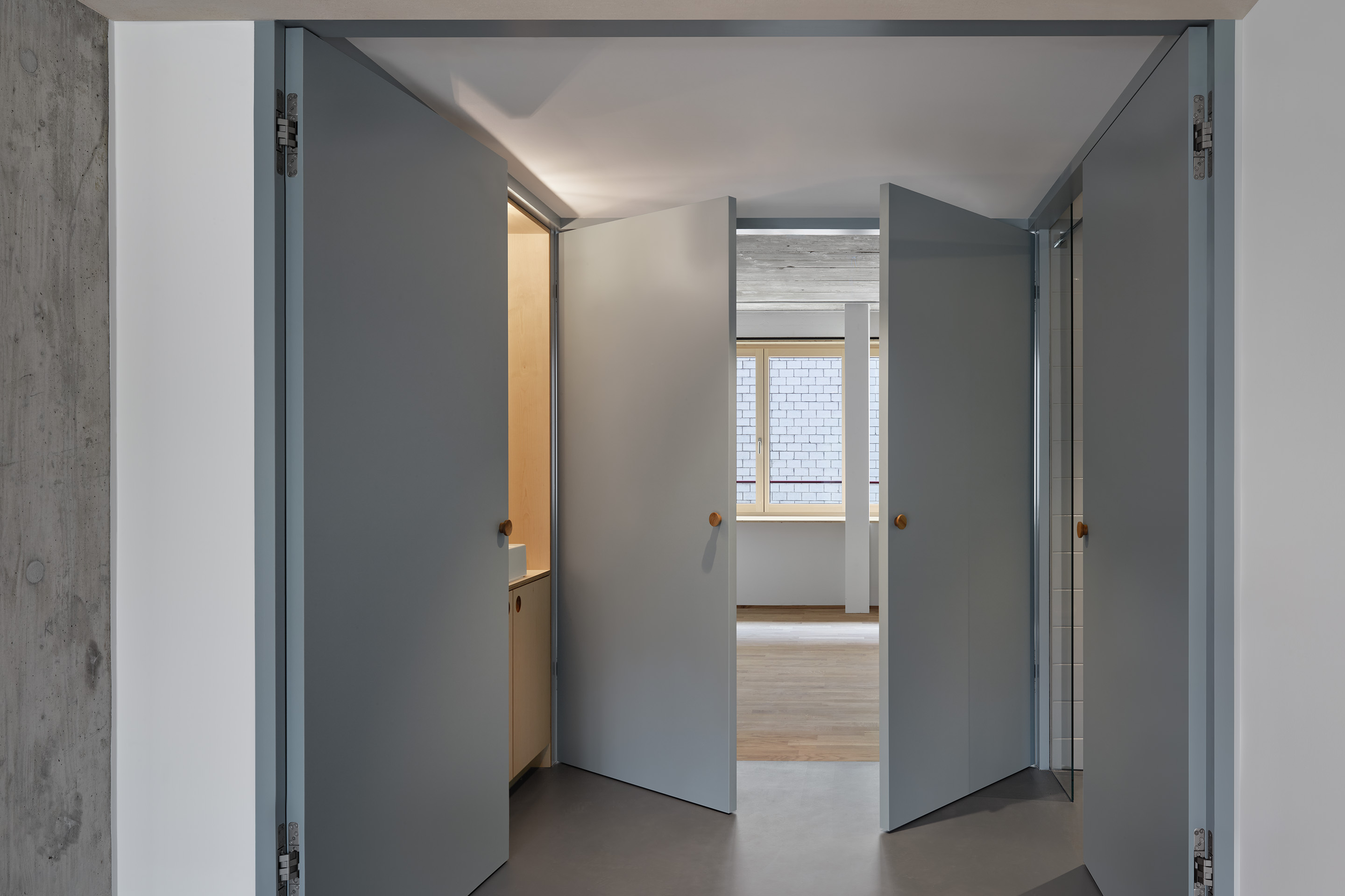 Im Mitteltrakt das «Klappbad» mit den Flügeltüren, durch die sich Toilette und Dusche zu einem grossen Badezimmer verbinden lassen.