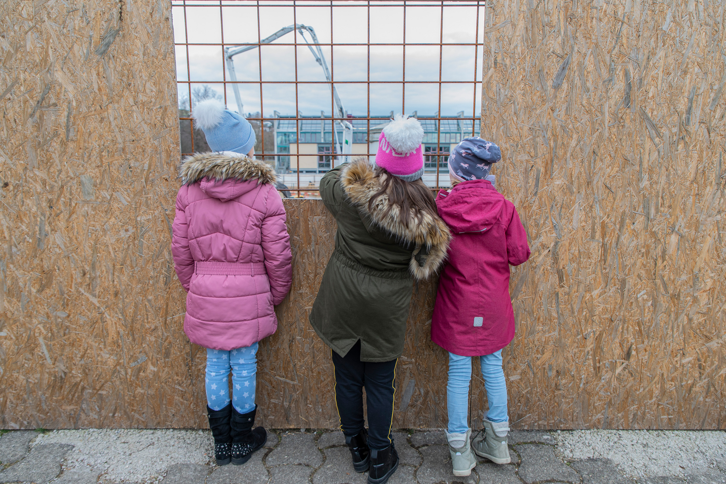 Kinder vor Baustelle