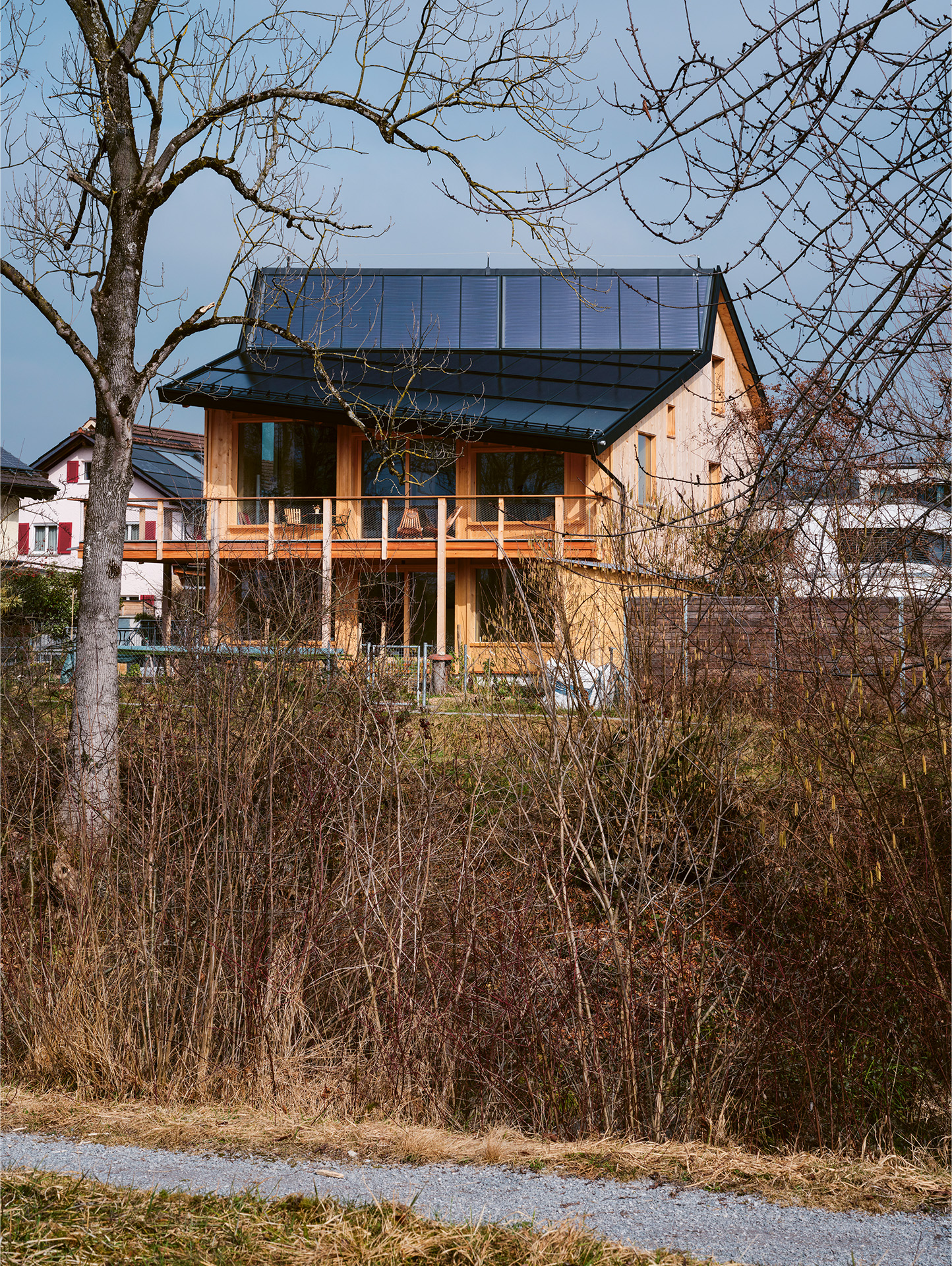 Das Dach des Mehrgenerationenhauses sitzt schräg auf dem Haus. Es ist auf die Sonne ausgerichtet, um eine optimale Energiegewinnung sicherzustellen.