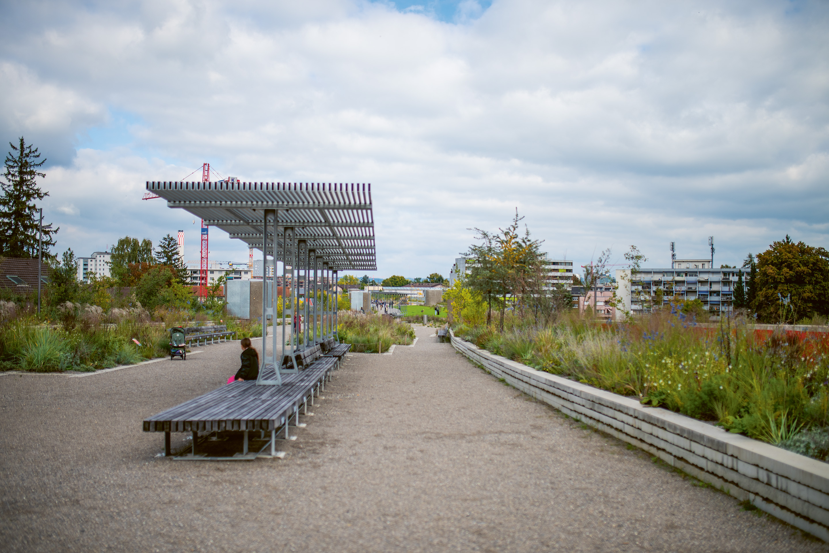 Der Park über der Einhausung wurde nach  Wünschen der Bevölkerung gestaltet.