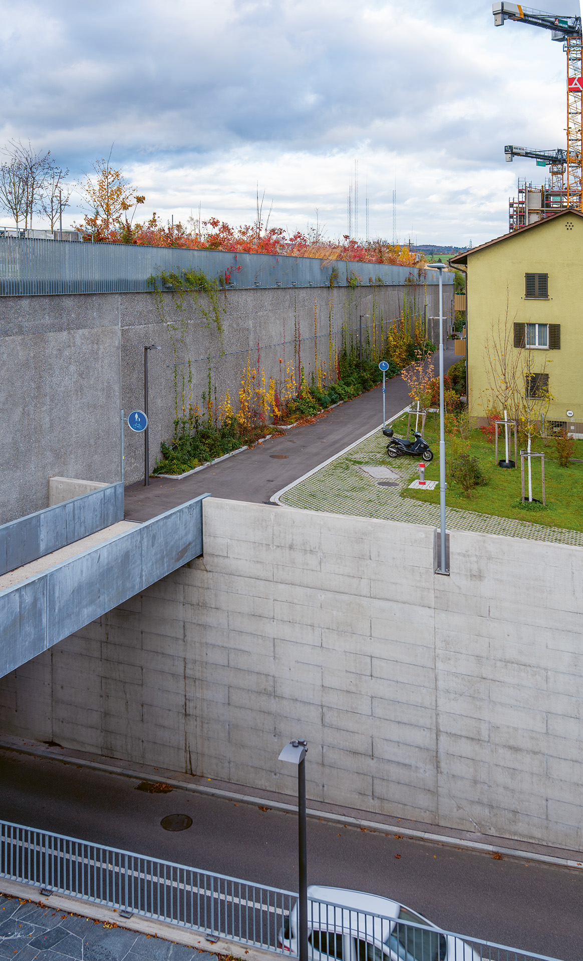 Entlang der Mauer entstehen zahlreiche Ersatzneubauten.