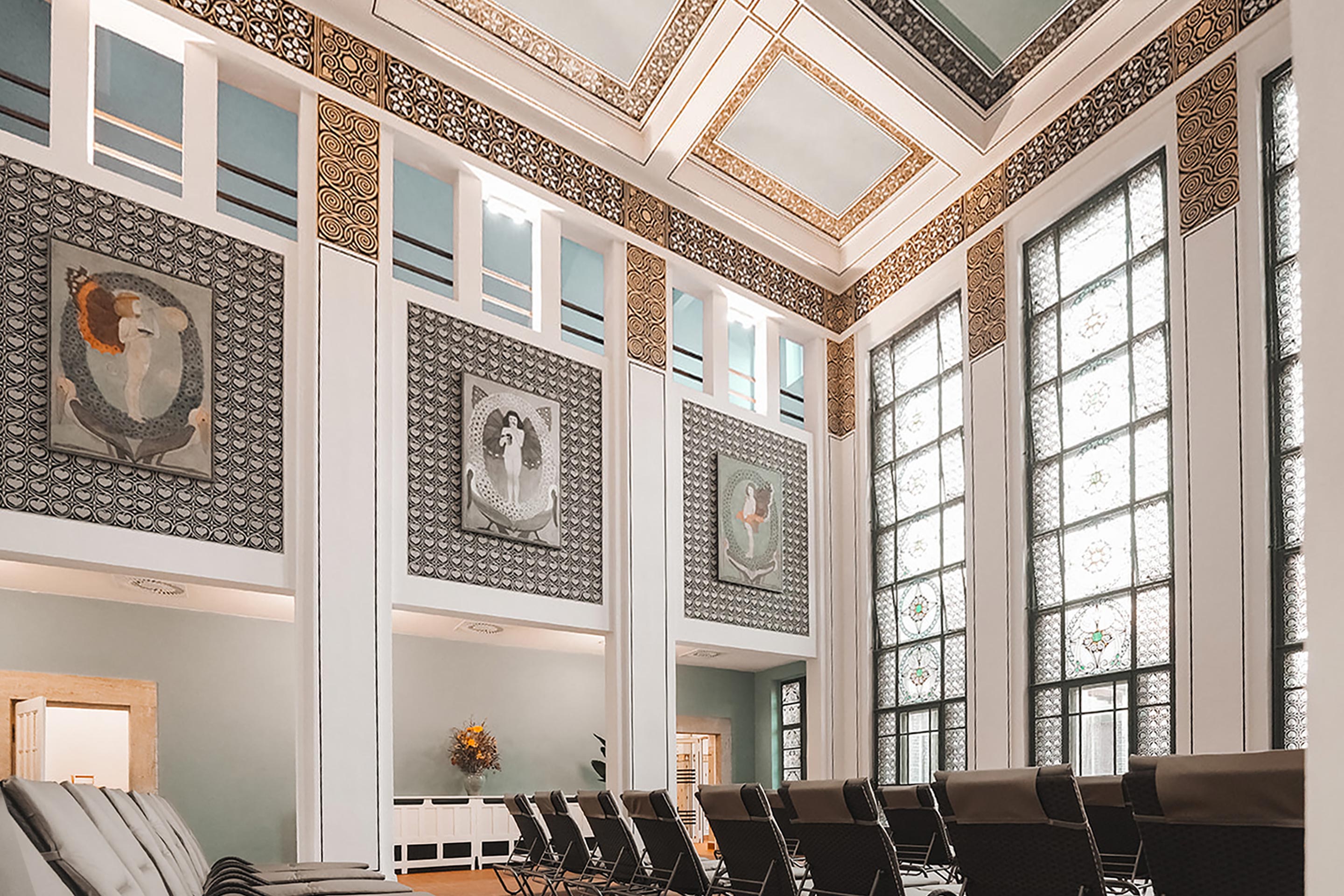 Im Zentrum des Badehauses liegt der grosse Ruhesaal. Die im oberen Teil der Wände in den Putz eingelassenen und nun restaurierten Gemälde des Bremer Malers Friedrich Wilhelm Kleukens gaben dem Raum den Namen Kleukens-Saal (neu: Kleukens-Lounge). Dominiert wird der hohe Raum von den schmalen hohen Fenstern zum Innenhof.