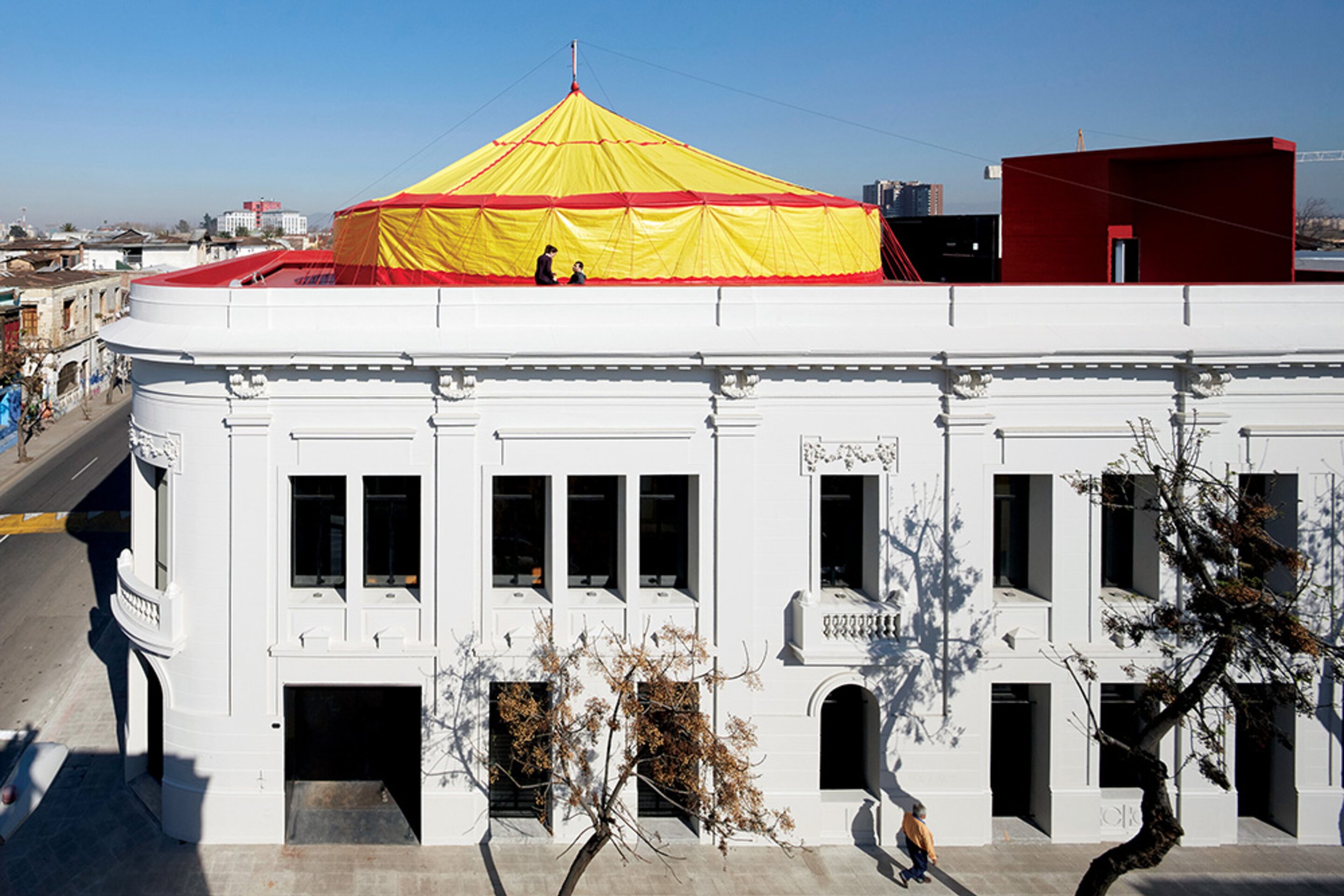 La Nave, Santiago du Chili, bâtiment blanc avec tente cirque jaune sur le toit