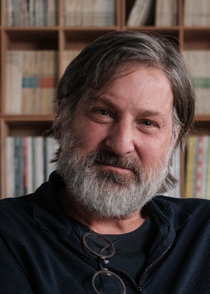 Portrait de l'architecte Smiljan Radić Clarke, lauréat du Pritzker Prize 2026