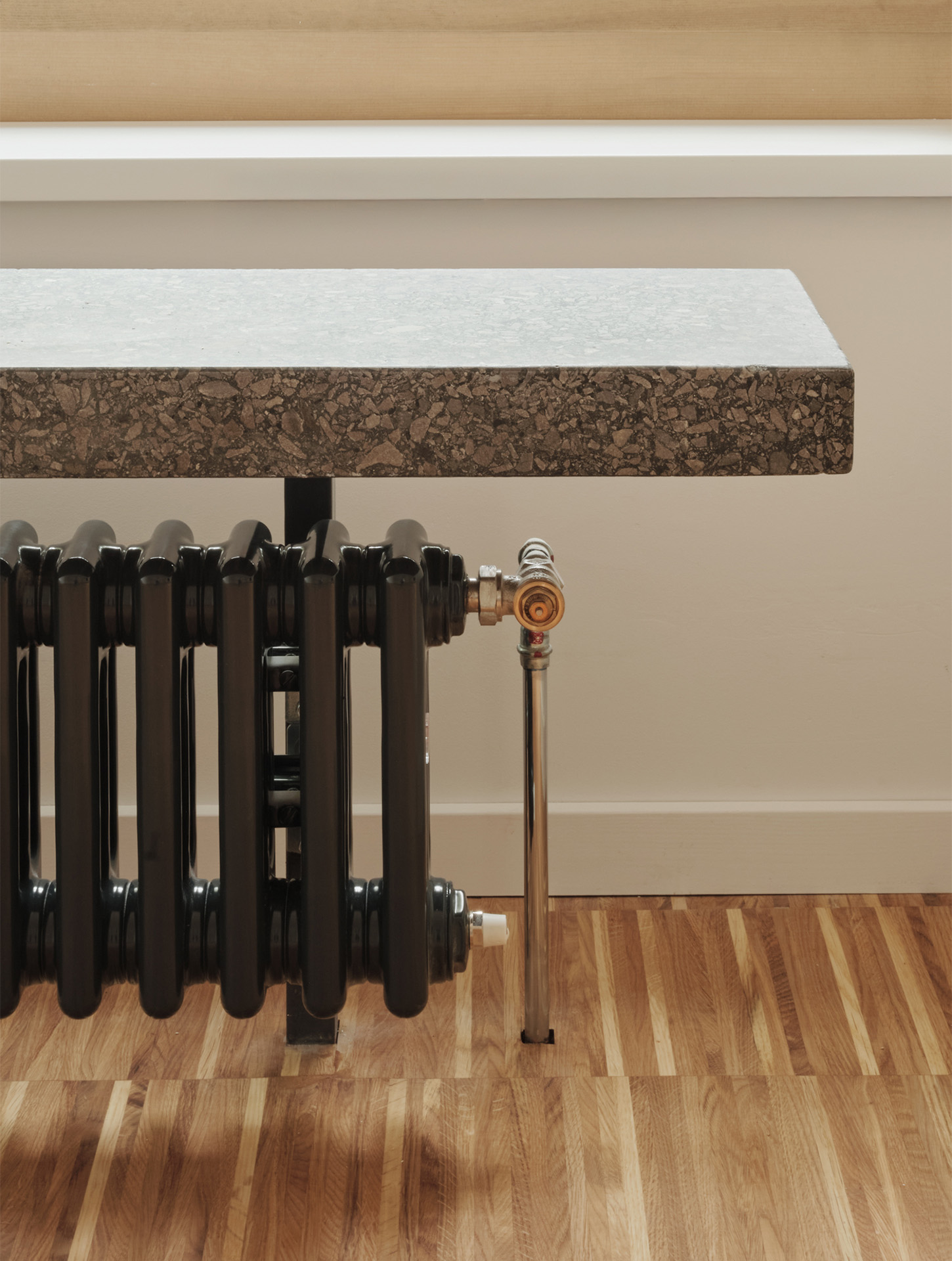 Sanierter Heizkörper mit Bank